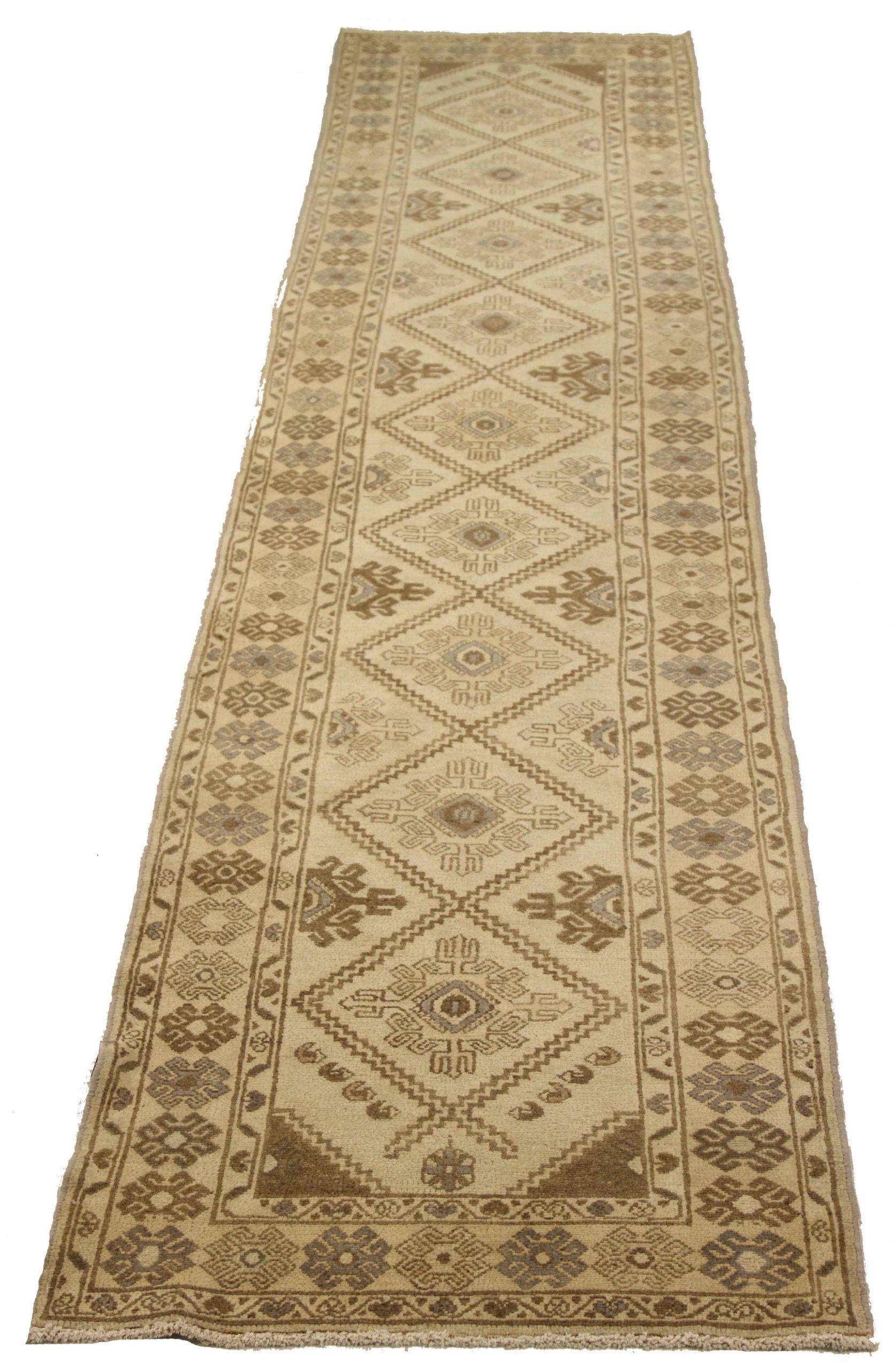 Entdecken Sie die Eleganz des persischen Malayers mit dem Läufer um 1880. Dieses exklusive Design, das mit viel Liebe zum Detail entworfen wurde, ist perfekt, um Ihren Raum zu verschönern.