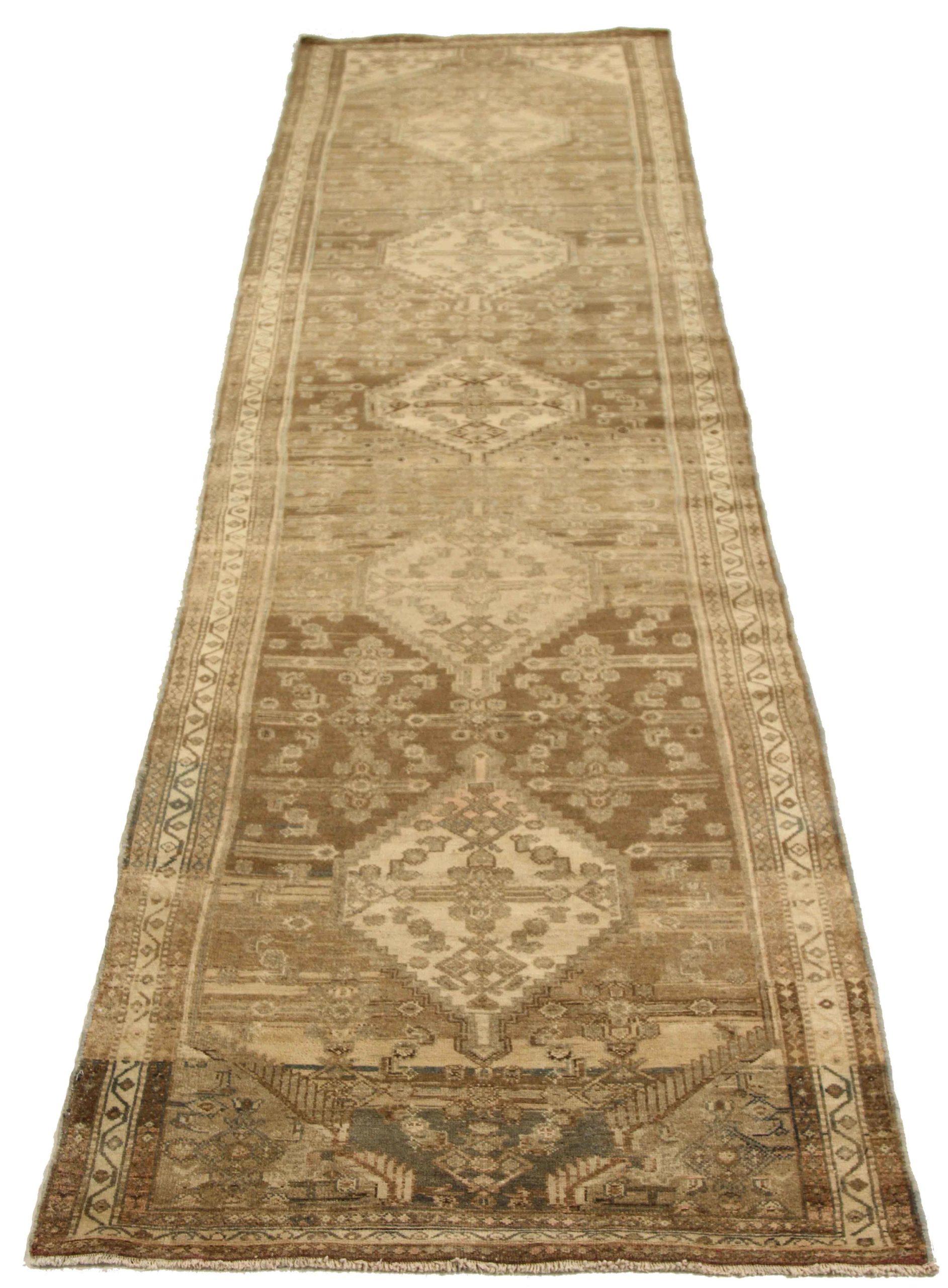 Entdecken Sie die Eleganz des persischen Malayers mit dem Läufer um 1880. Dieses exklusive Design, das mit viel Liebe zum Detail entworfen wurde, ist perfekt, um Ihren Raum zu verschönern.