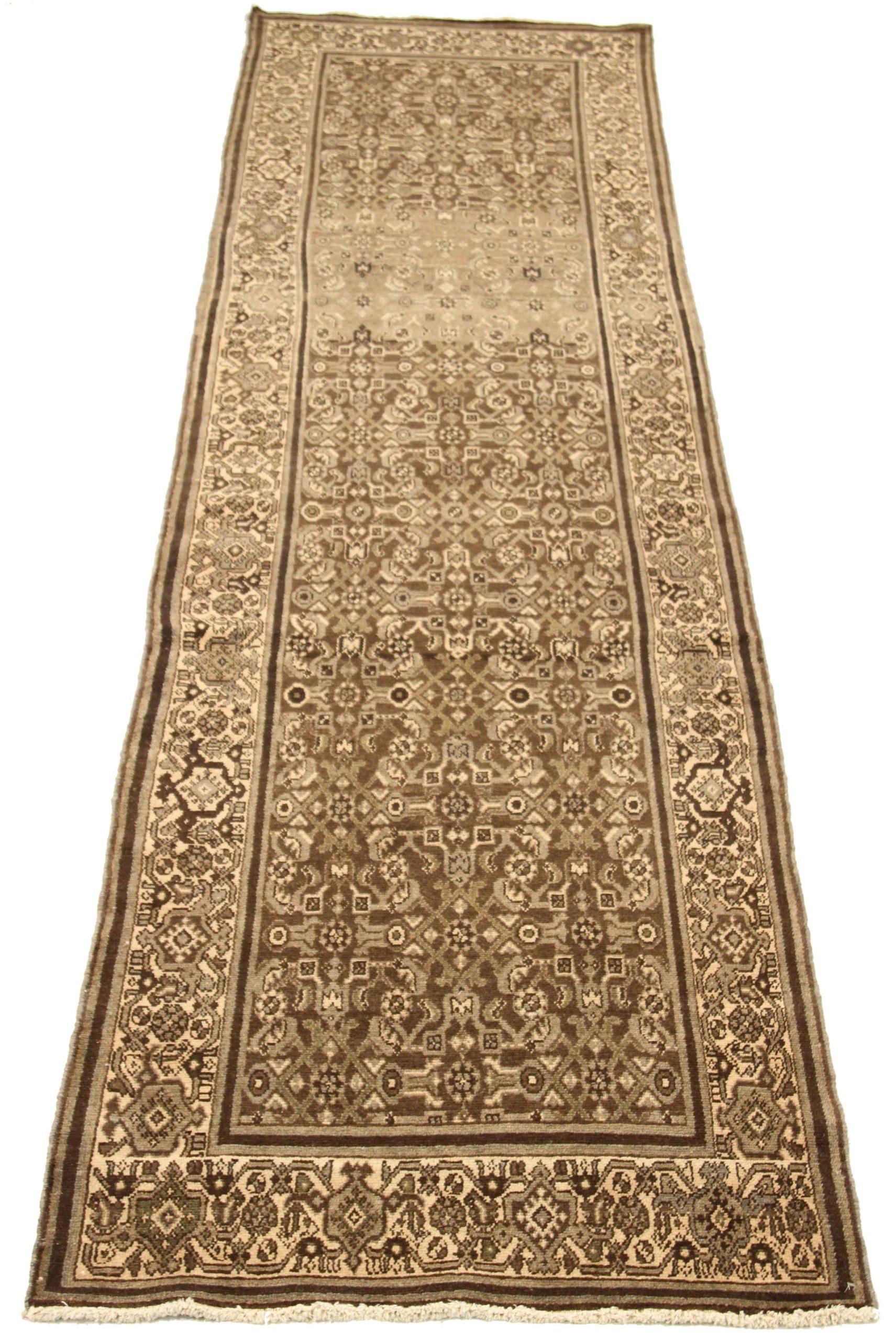 Entdecken Sie die Eleganz des persischen Malayers mit dem Läufer um 1880. Dieses exklusive Design, das mit viel Liebe zum Detail entworfen wurde, ist perfekt, um Ihren Raum zu verschönern.