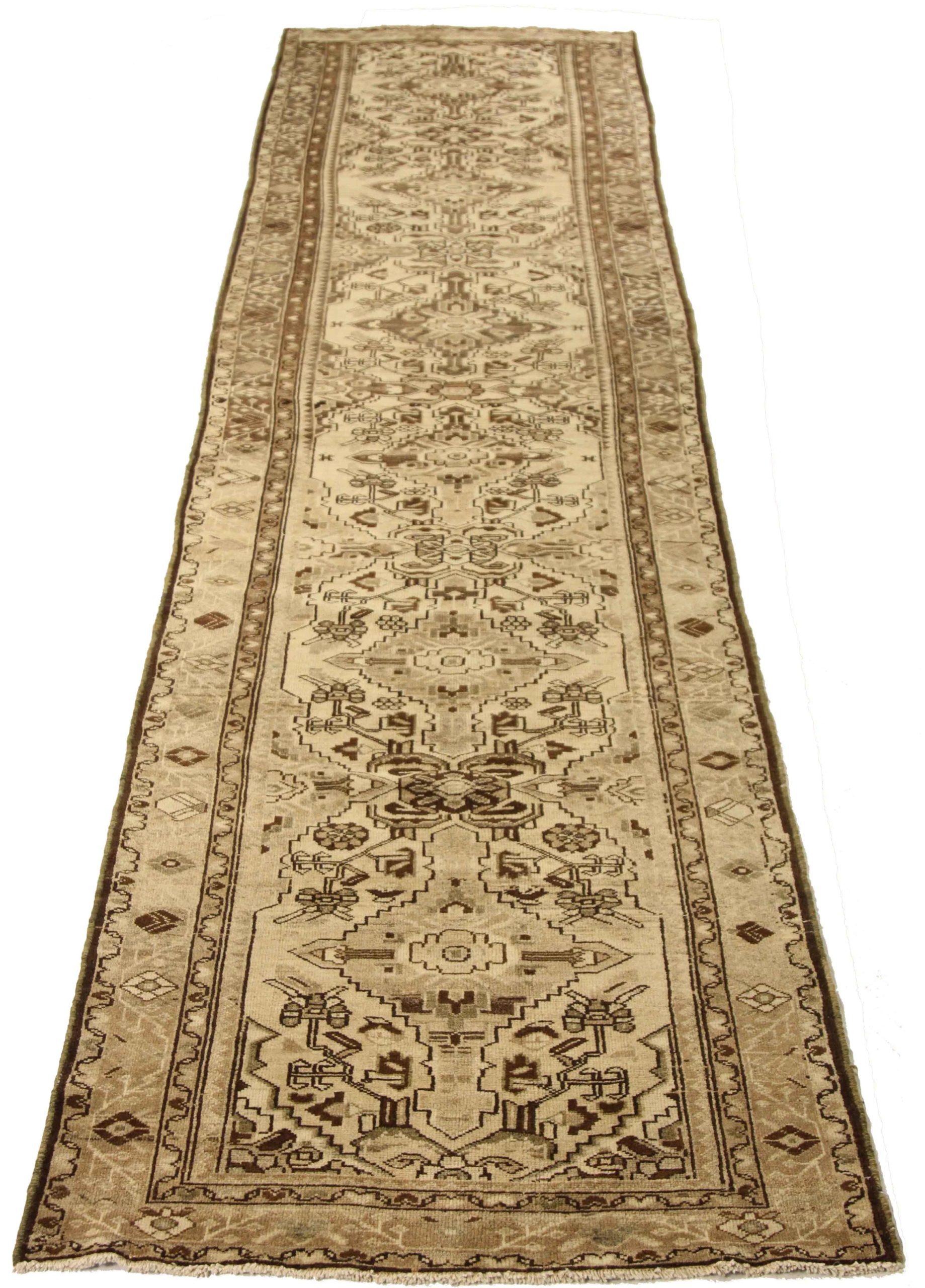Entdecken Sie die Eleganz des persischen Malayers mit dem Läufer um 1880. Dieses exklusive Design, das mit viel Liebe zum Detail entworfen wurde, ist perfekt, um Ihren Raum zu verschönern.