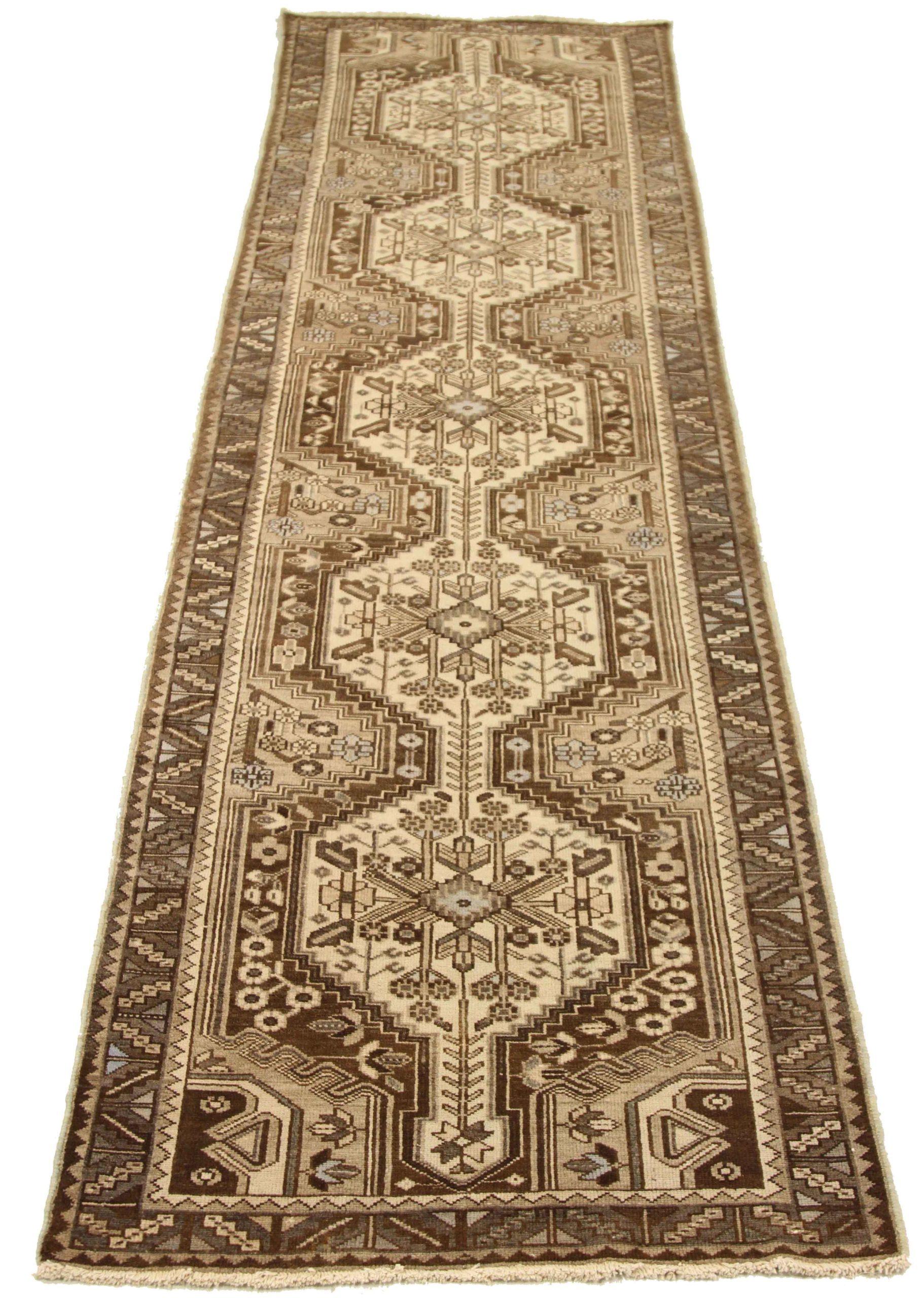 Scopri l'eleganza del tappeto persiano Malayer, caratterizzato da Runner Rug di CIRCA 1880. Progettato con una meticolosa attenzione ai dettagli, questo design esclusivo è perfetto per valorizzare il tuo spazio.