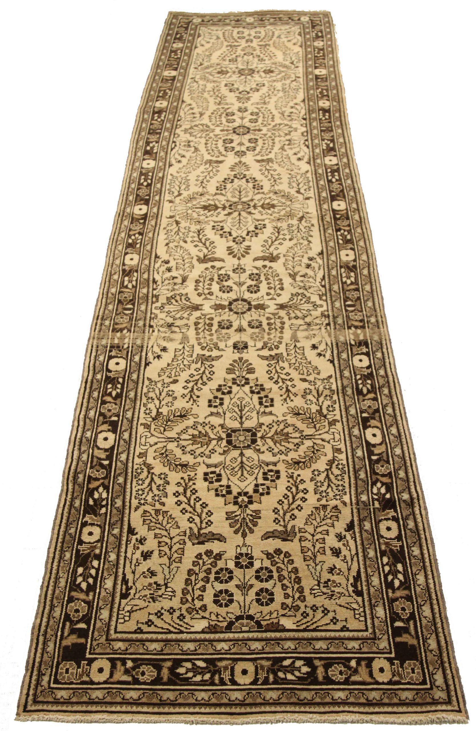 Entdecken Sie die Eleganz des persischen Malayers mit dem Läufer um 1880. Dieses exklusive Design, das mit viel Liebe zum Detail entworfen wurde, ist perfekt, um Ihren Raum zu verschönern.