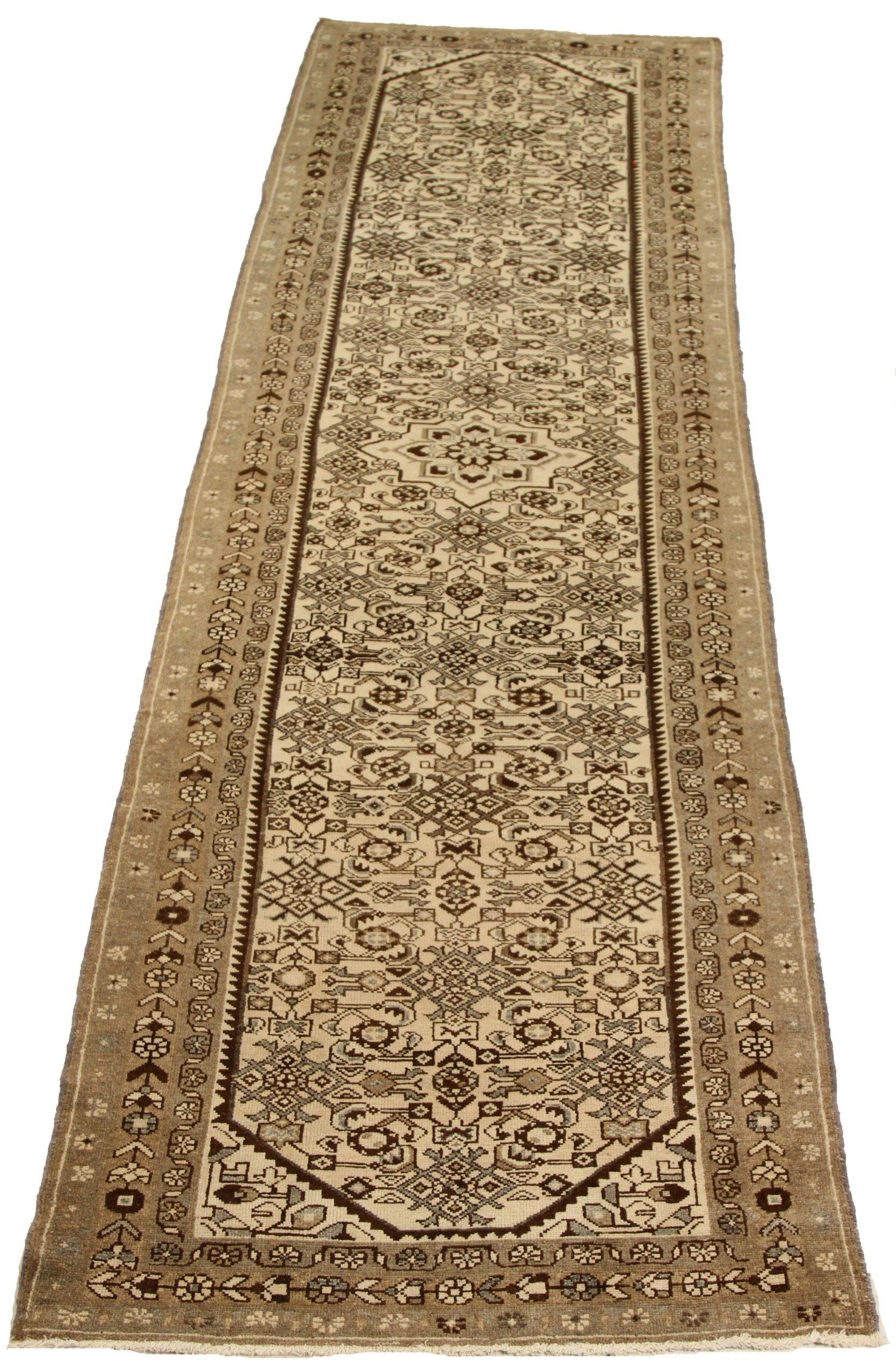 Entdecken Sie die Eleganz des persischen Malayers mit dem Läufer um 1880. Dieses exklusive Design, das mit viel Liebe zum Detail entworfen wurde, ist perfekt, um Ihren Raum zu verschönern.