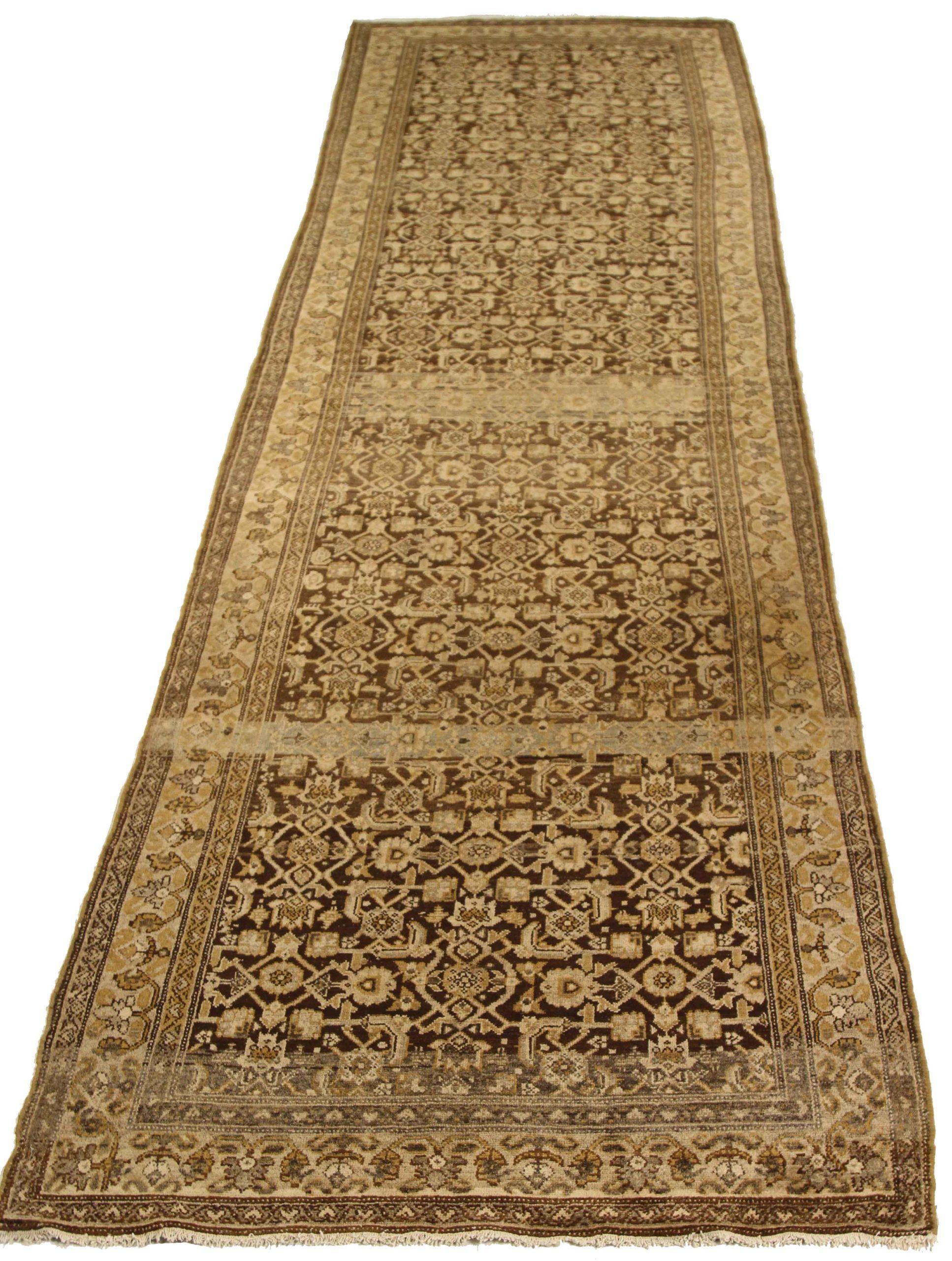 Entdecken Sie die Eleganz des persischen Malayers mit dem Läufer um 1880. Dieses exklusive Design, das mit viel Liebe zum Detail entworfen wurde, ist perfekt, um Ihren Raum zu verschönern.