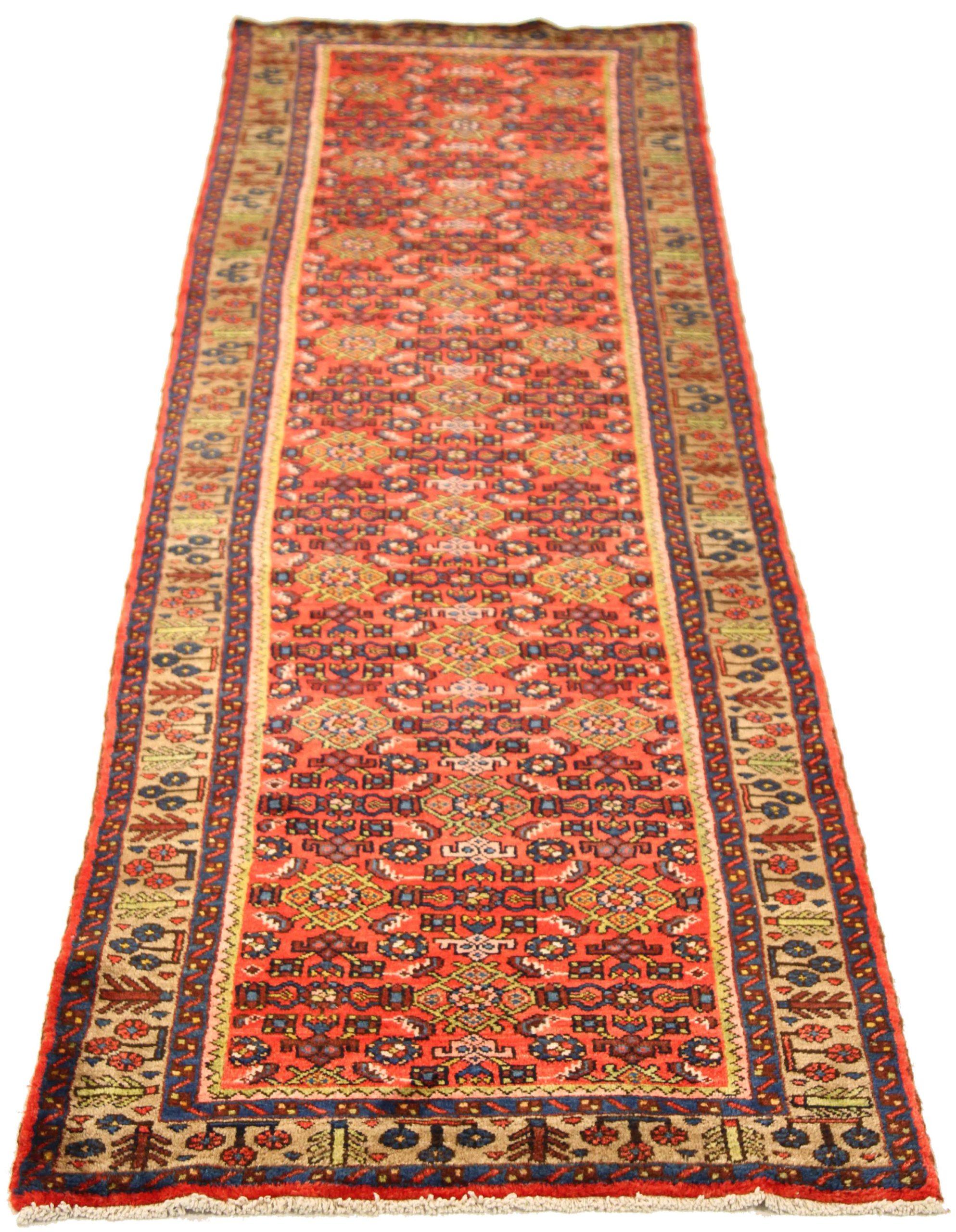 Entdecken Sie die Eleganz des persischen Malayers mit dem Läufer um 1880. Dieses exklusive Design, das mit viel Liebe zum Detail entworfen wurde, ist perfekt, um Ihren Raum zu verschönern.