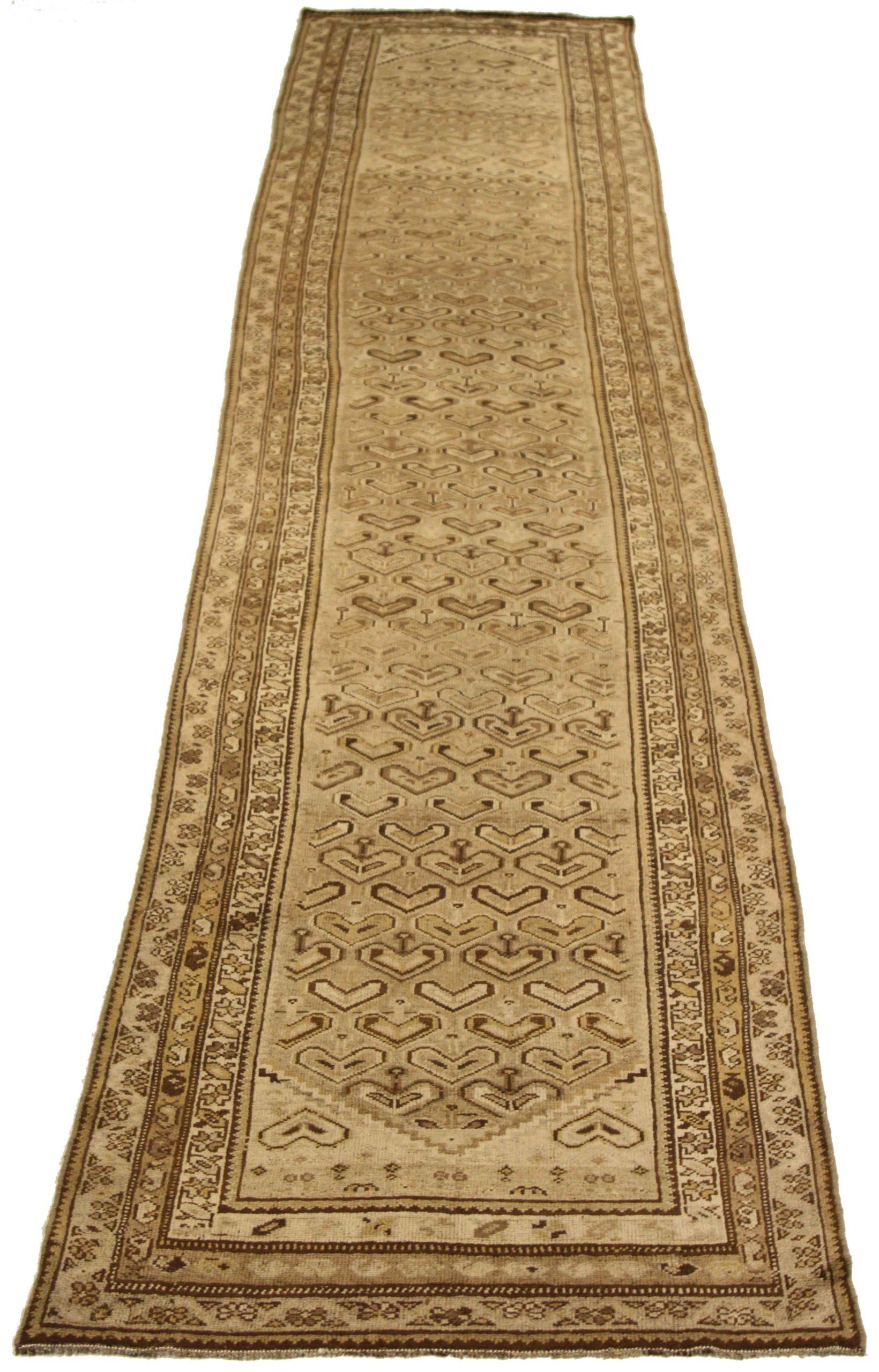Entdecken Sie die Eleganz des persischen Malayers mit dem Läufer um 1880. Dieses exklusive Design, das mit viel Liebe zum Detail entworfen wurde, ist perfekt, um Ihren Raum zu verschönern.