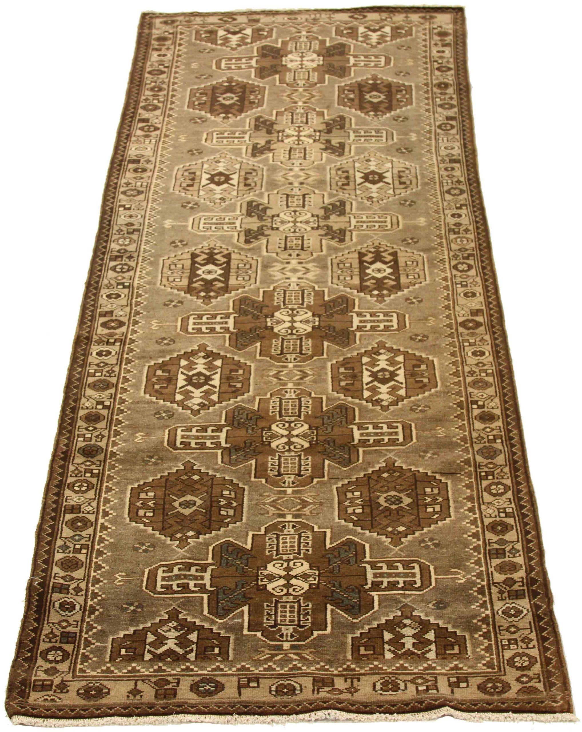 Entdecken Sie die Eleganz des persischen Malayers mit dem Läufer um 1880. Dieses exklusive Design, das mit viel Liebe zum Detail entworfen wurde, ist perfekt, um Ihren Raum zu verschönern.