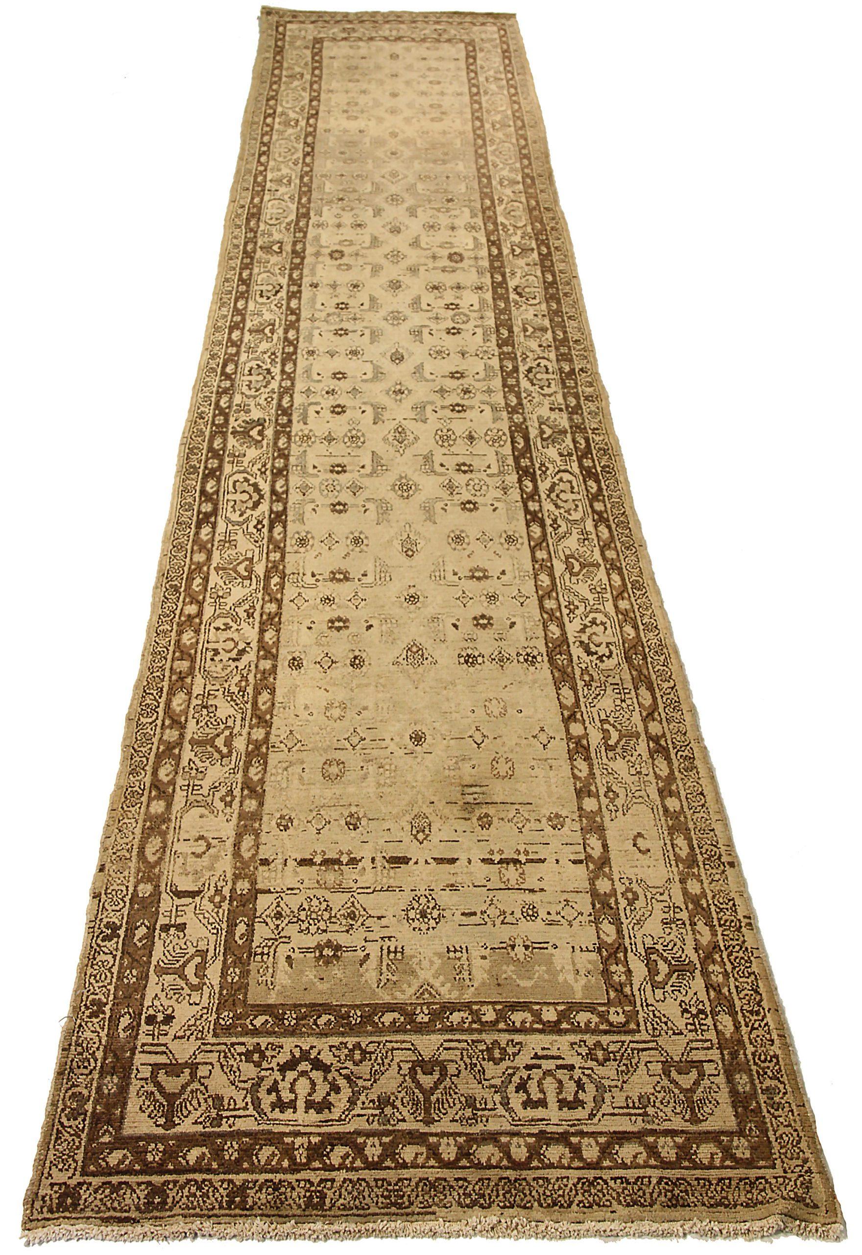 Entdecken Sie die Eleganz des persischen Malayers mit dem Läufer um 1880. Dieses exklusive Design, das mit viel Liebe zum Detail entworfen wurde, ist perfekt, um Ihren Raum zu verschönern.