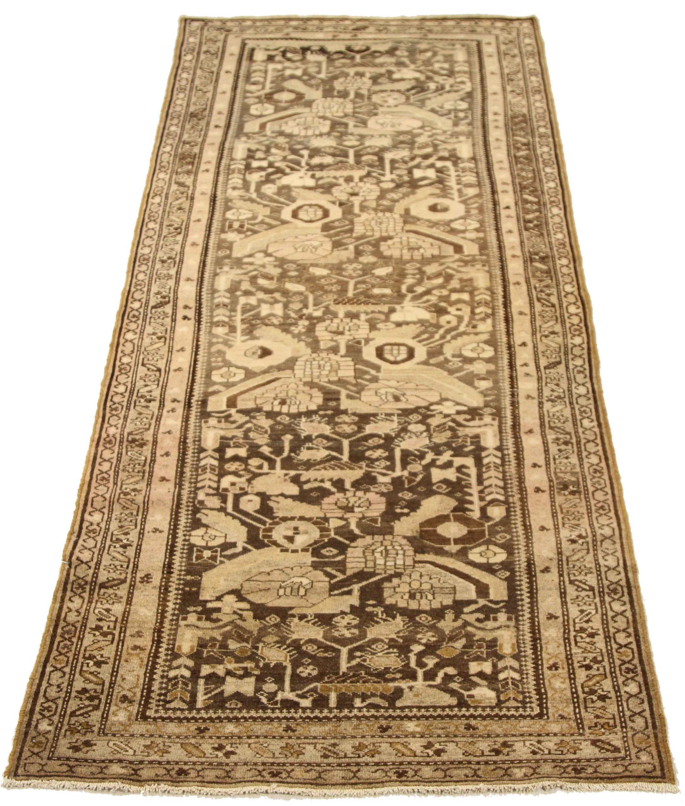 Entdecken Sie die Eleganz des persischen Malayers mit dem Läufer um 1880. Dieses exklusive Design, das mit viel Liebe zum Detail entworfen wurde, ist perfekt, um Ihren Raum zu verschönern.