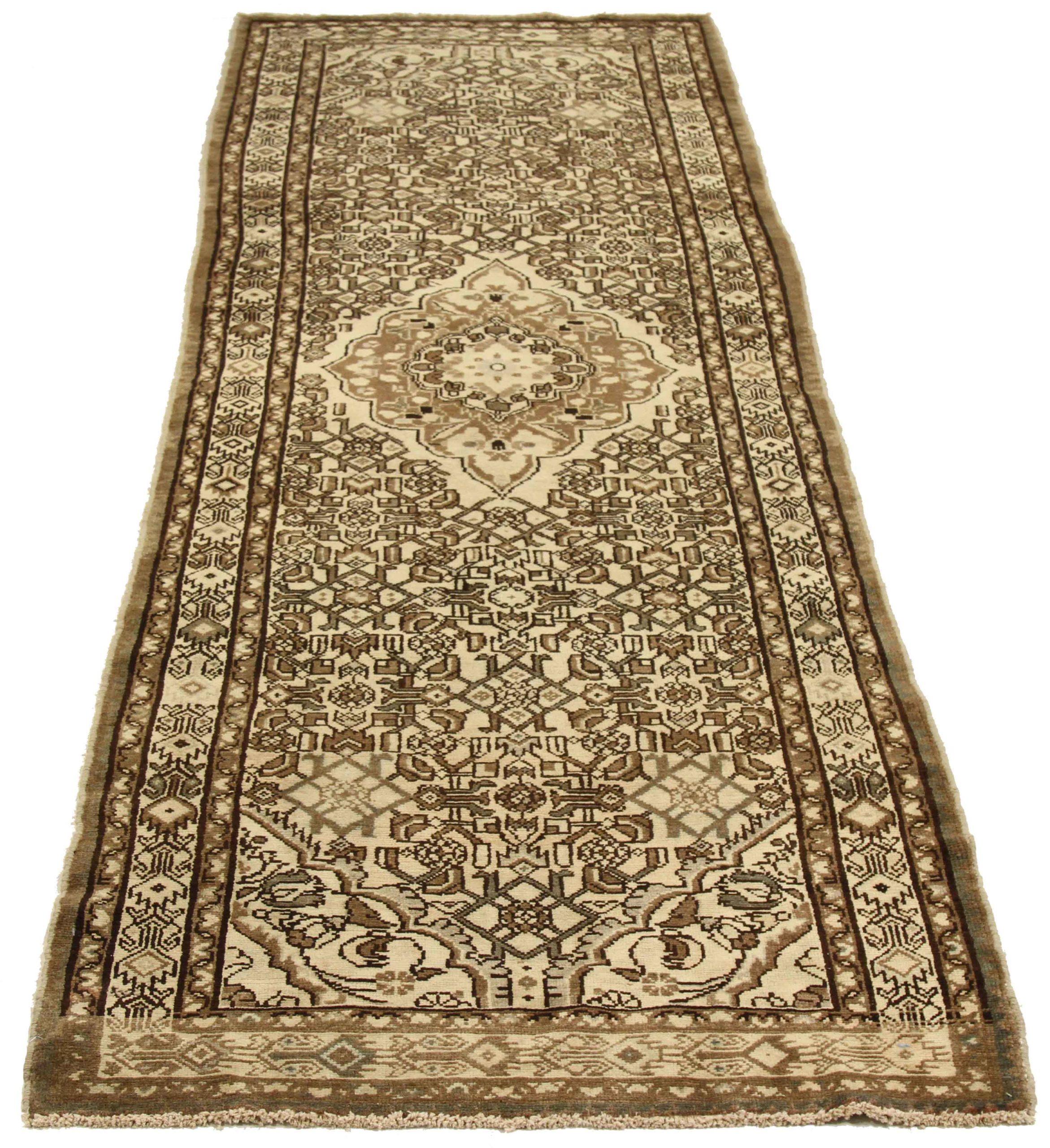 Entdecken Sie die Eleganz des persischen Malayers mit dem Läufer um 1880. Dieses exklusive Design, das mit viel Liebe zum Detail entworfen wurde, ist perfekt, um Ihren Raum zu verschönern.