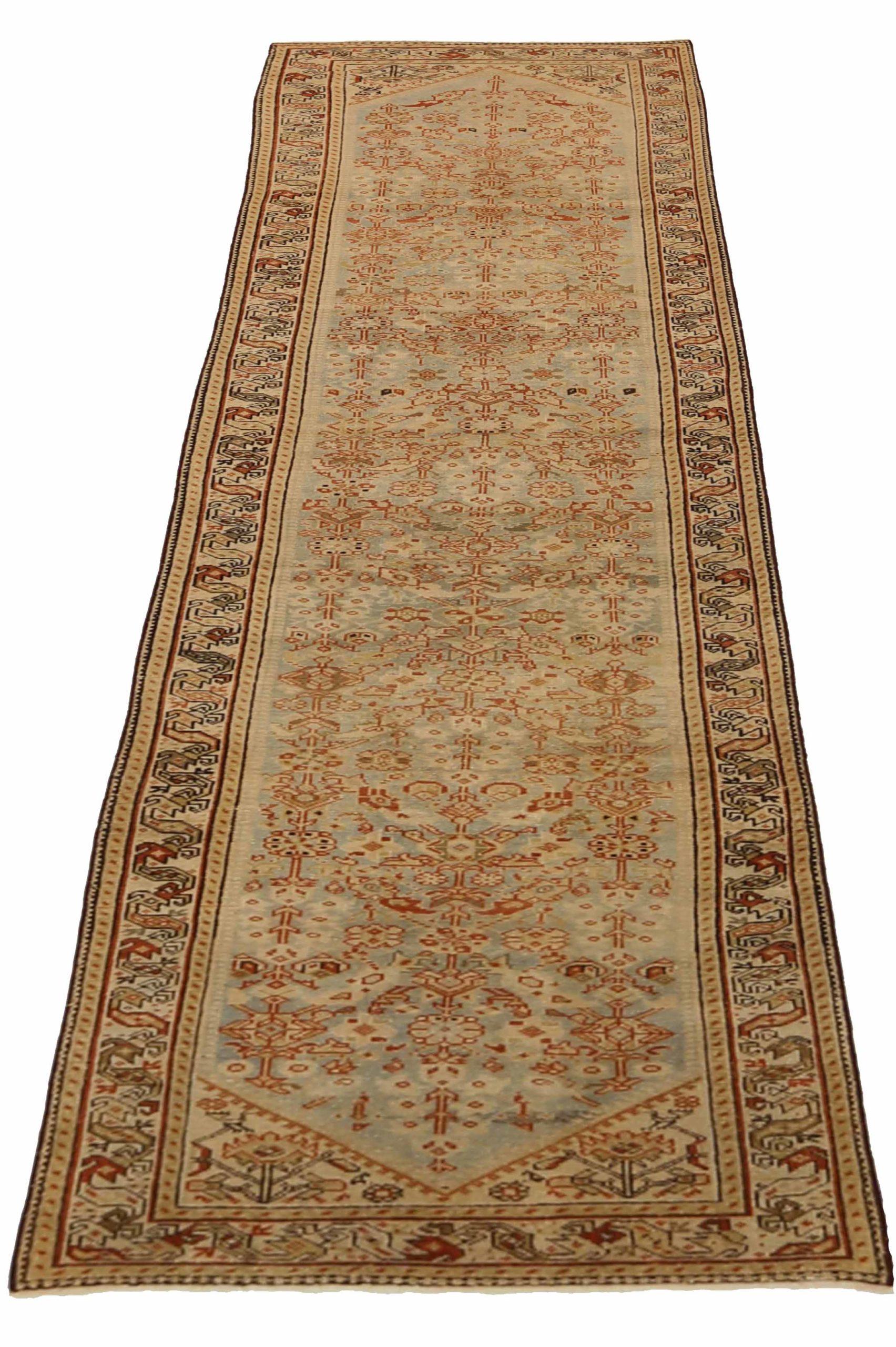 Entdecken Sie die Eleganz des persischen Malayers mit dem Läufer um 1880. Dieses exklusive Design, das mit viel Liebe zum Detail entworfen wurde, ist perfekt, um Ihren Raum zu verschönern.