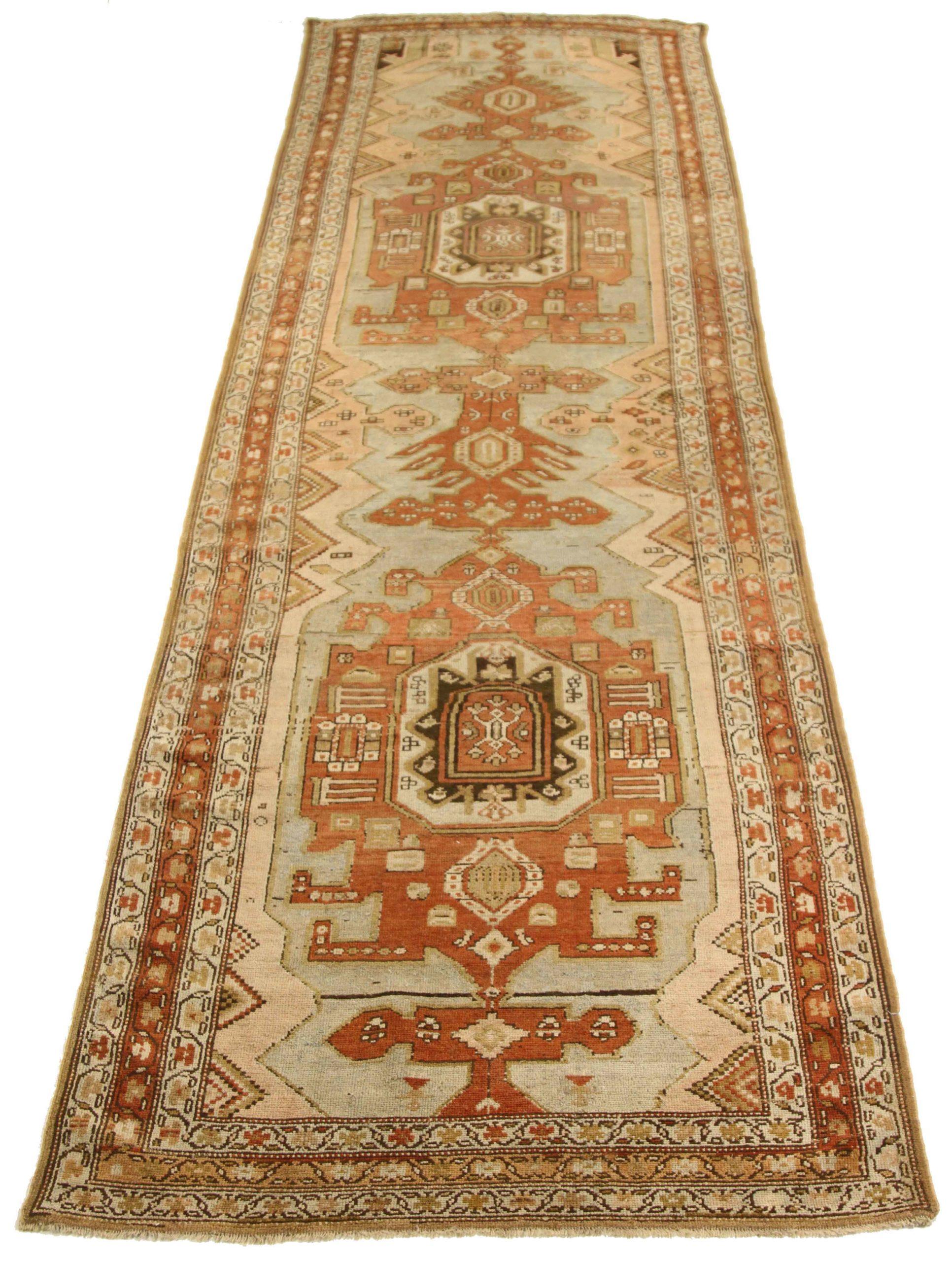 Entdecken Sie die Eleganz des persischen Malayers mit dem Läufer um 1880. Dieses exklusive Design, das mit viel Liebe zum Detail entworfen wurde, ist perfekt, um Ihren Raum zu verschönern.
