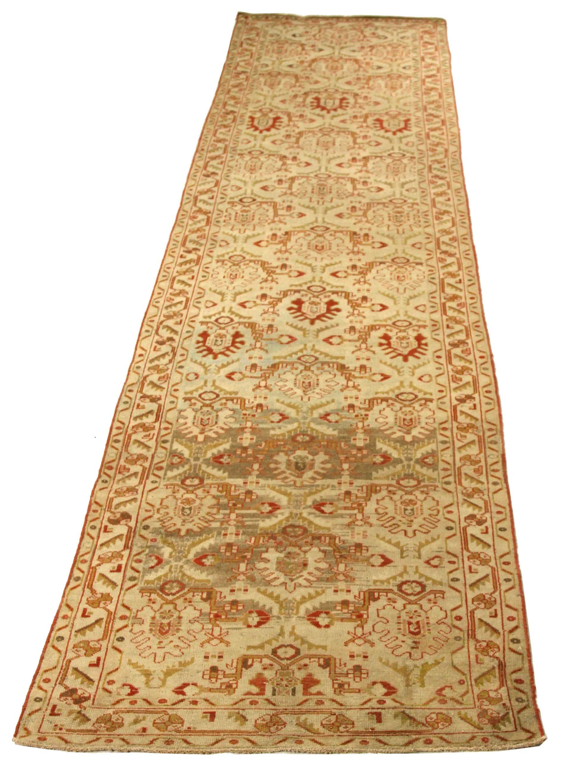 Entdecken Sie die Eleganz des persischen Malayers mit dem Läufer um 1880. Dieses exklusive Design, das mit viel Liebe zum Detail entworfen wurde, ist perfekt, um Ihren Raum zu verschönern.