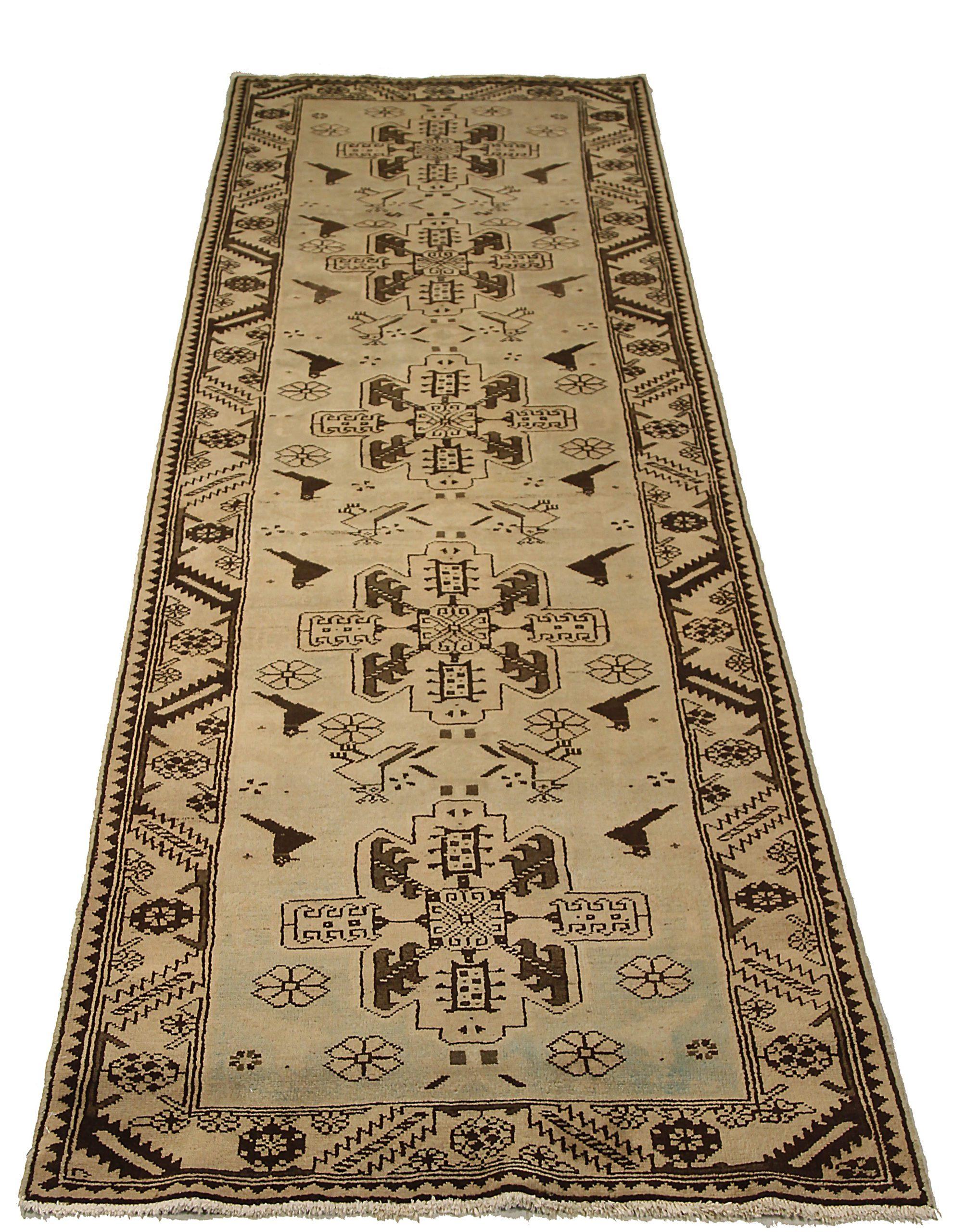 Entdecken Sie die Eleganz des persischen Malayers mit dem Läufer um 1880. Dieses exklusive Design, das mit viel Liebe zum Detail entworfen wurde, ist perfekt, um Ihren Raum zu verschönern.