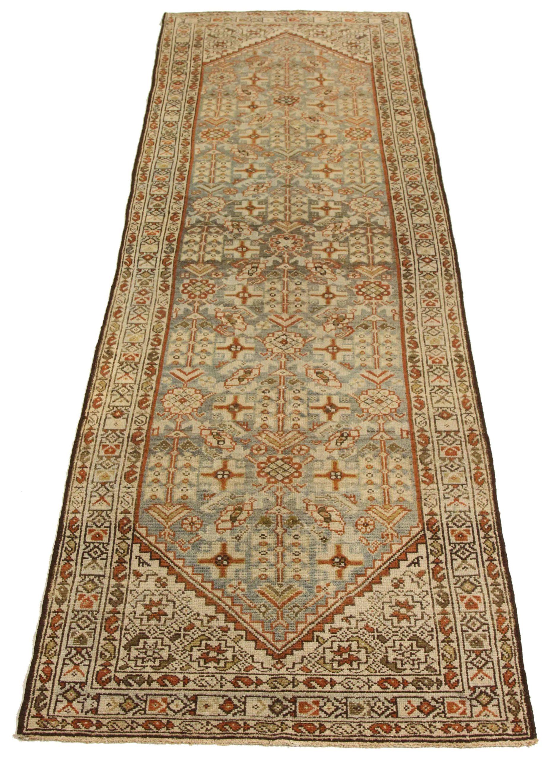 Scopri l'eleganza del tappeto persiano Malayer, caratterizzato da Runner Rug di CIRCA 1880. Progettato con una meticolosa attenzione ai dettagli, questo design esclusivo è perfetto per valorizzare il tuo spazio.