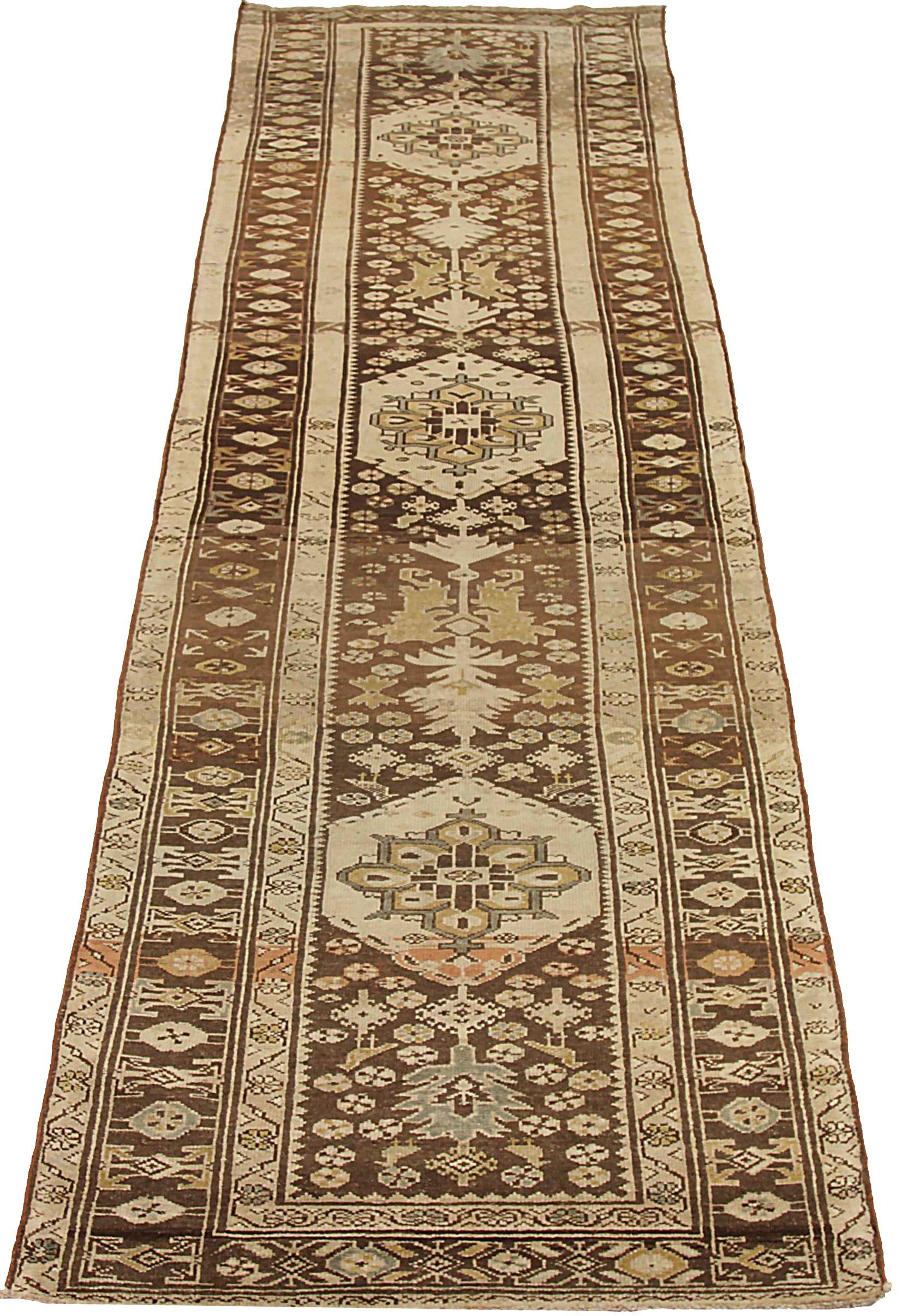 Entdecken Sie die Eleganz des persischen Malayers mit dem Läufer um 1880. Dieses exklusive Design, das mit viel Liebe zum Detail entworfen wurde, ist perfekt, um Ihren Raum zu verschönern.