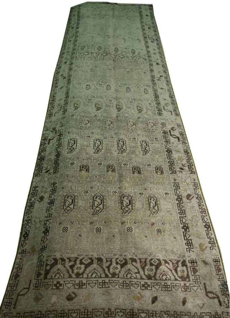 Scopri l'eleganza del tappeto persiano Malayer, caratterizzato da Runner Rug di CIRCA 1880. Progettato con una meticolosa attenzione ai dettagli, questo design esclusivo è perfetto per valorizzare il tuo spazio.