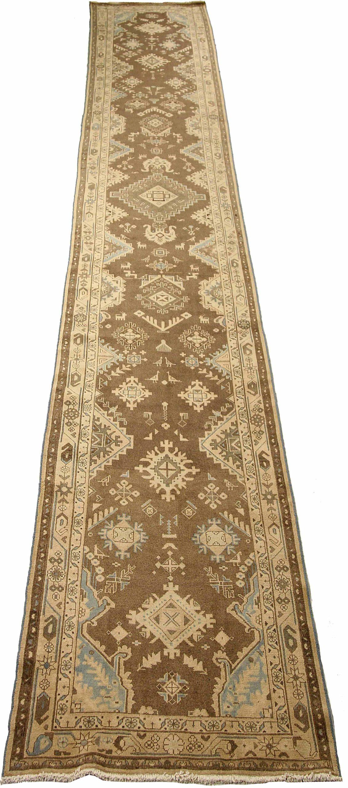 Entdecken Sie die Eleganz des persischen Malayers mit dem Läufer um 1880. Dieses exklusive Design aus Seide und Braun-Elfenbein ist perfekt, um Ihren Raum zu verschönern.