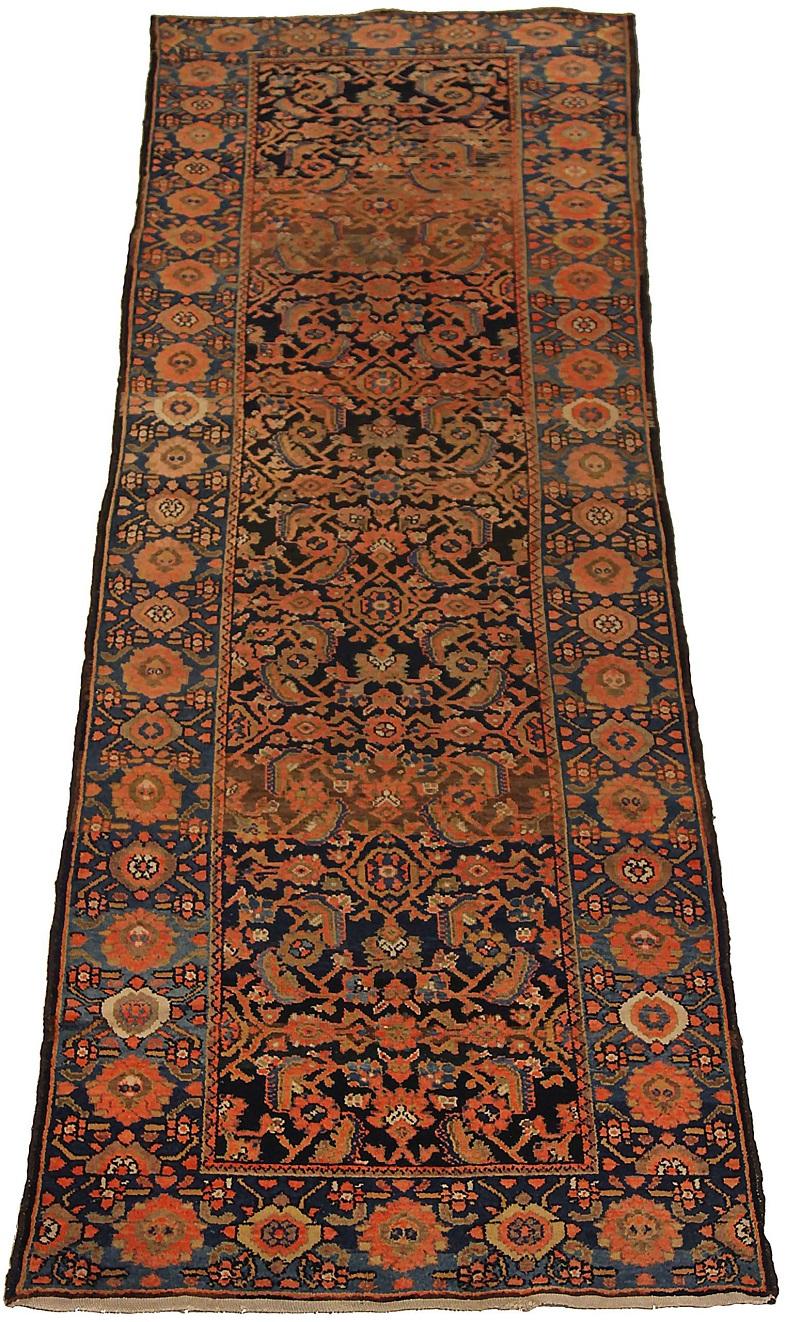 Entdecken Sie die Eleganz des persischen Malayers mit dem Läufer um 1880. Dieses exklusive Design aus Wolle und BlackBluePink ist perfekt, um Ihren Raum zu verschönern.