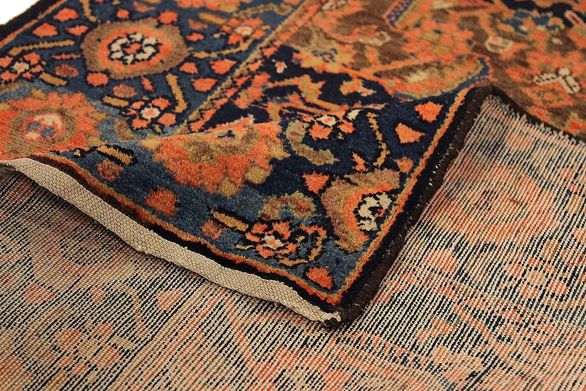 Persischer Malayer-Läufer aus Wolle in Schwarz, Blau und Rosa 71471 im Zustand „Hervorragend“ im Angebot in Dallas, TX