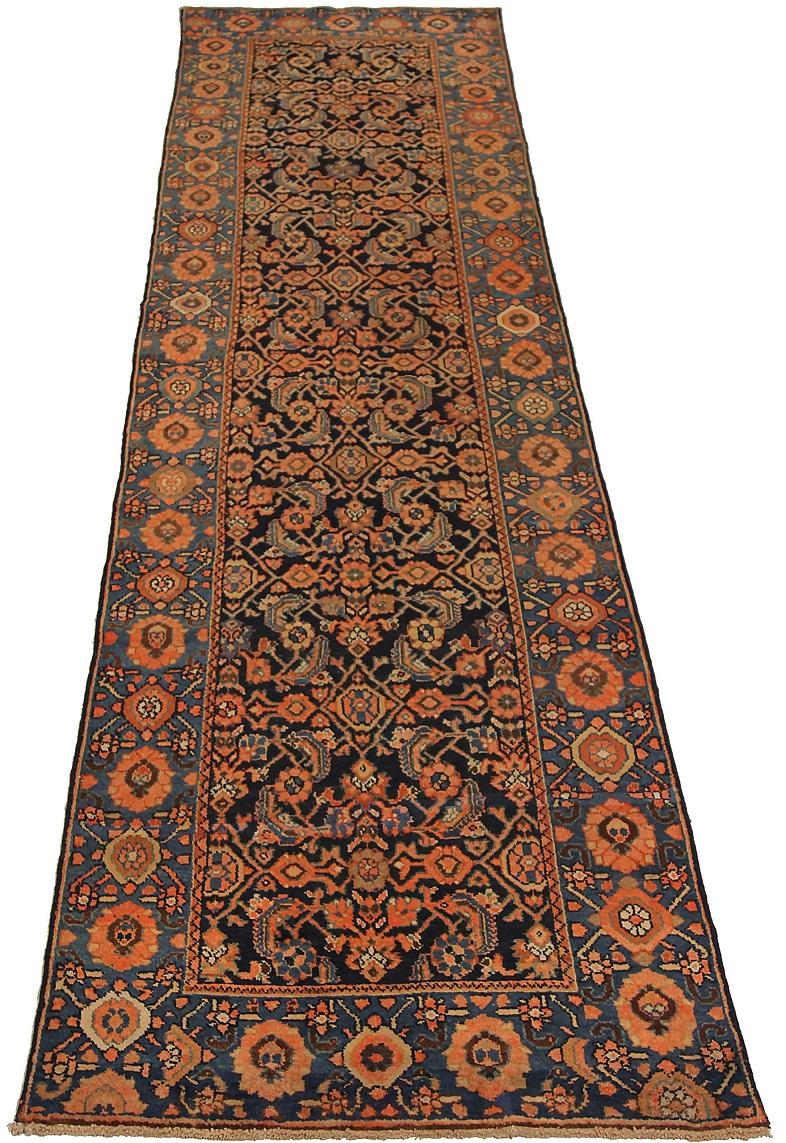 Entdecken Sie die Eleganz des persischen Malayers mit dem Läufer um 1880. Dieses exklusive Design aus Wolle und BlackBluePink ist perfekt, um Ihren Raum zu verschönern.