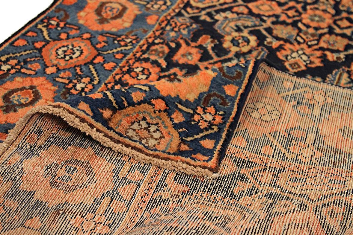 Persischer Malayer-Läufer aus Wolle in Schwarz, Blau und Rosa 71480 im Zustand „Hervorragend“ im Angebot in Dallas, TX