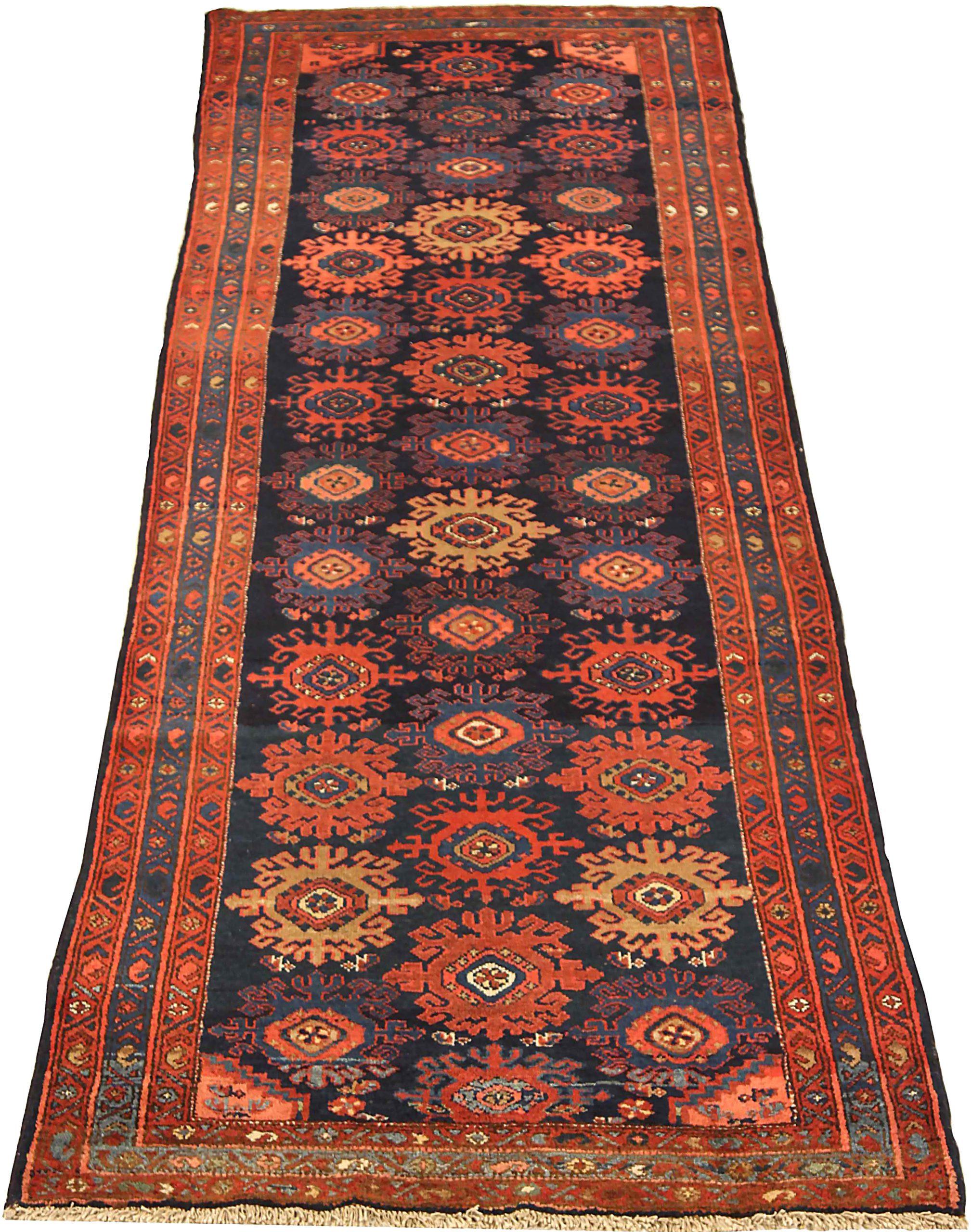 Découvrez l'élégance du tapis de course persan Malayer, datant de 1880. Conçu avec de la laine et du BlackBlueRedYellow, ce design exclusif est parfait pour mettre en valeur votre espace.