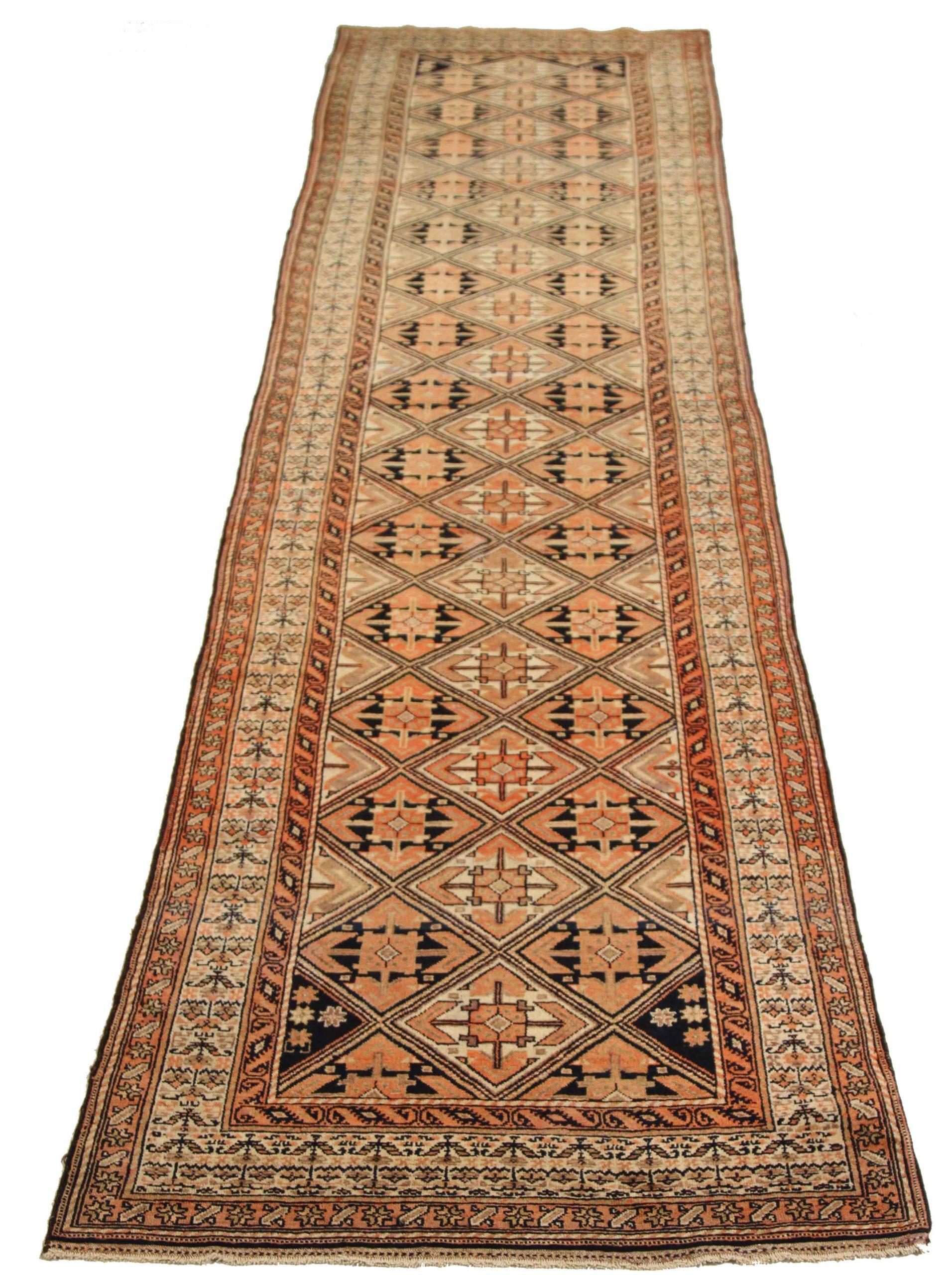Entdecken Sie die Eleganz des persischen Malayers mit dem Läufer um 1880. Dieses exklusive Design aus Wolle und BlackIvoryPink ist perfekt, um Ihren Raum zu verschönern.