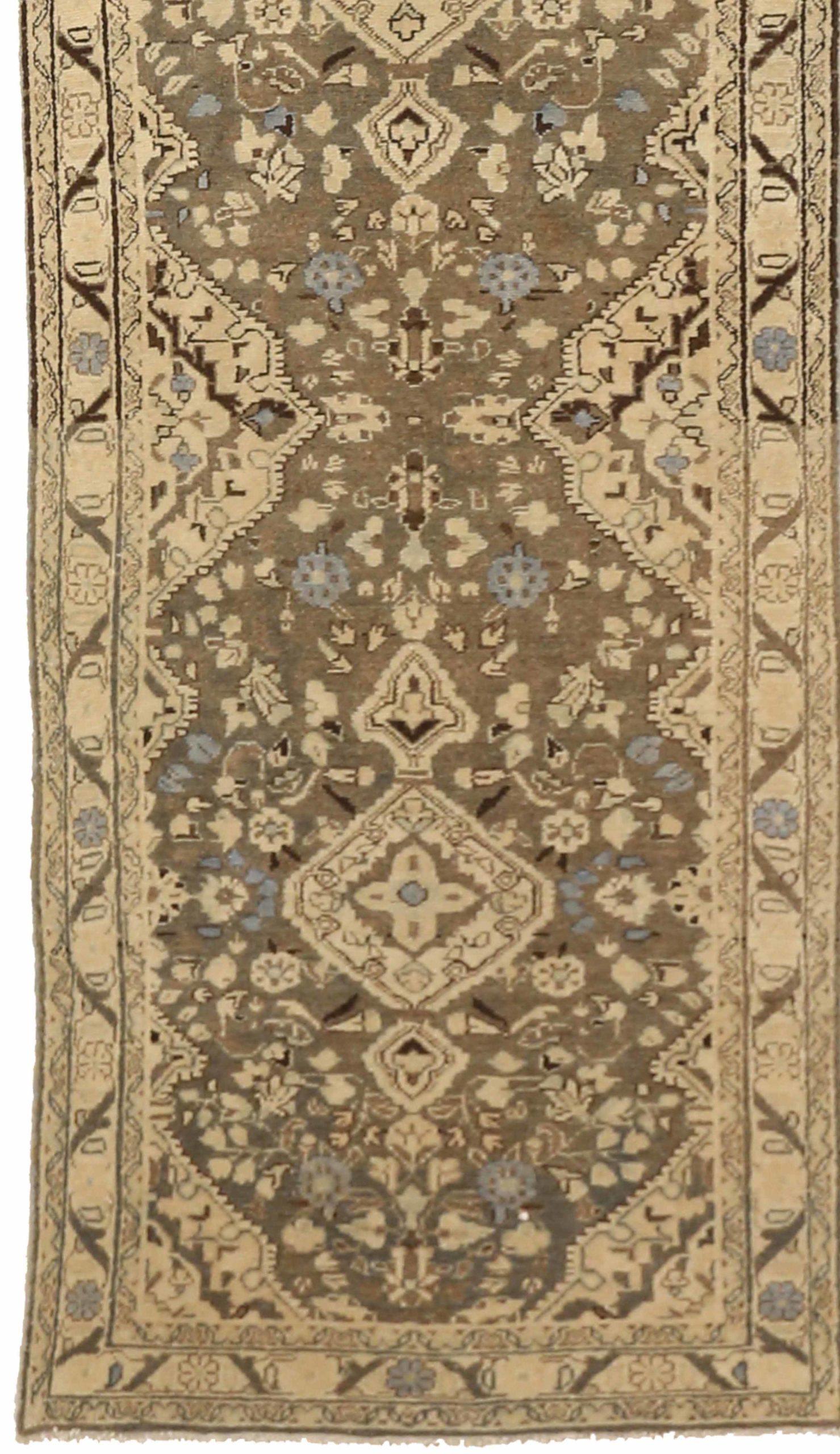 Descubre la elegancia de la alfombra persa Malayer de Circa 1880. Diseñado con lana y azul-marrón-marfil, este diseño exclusivo es perfecto para realzar tu espacio.