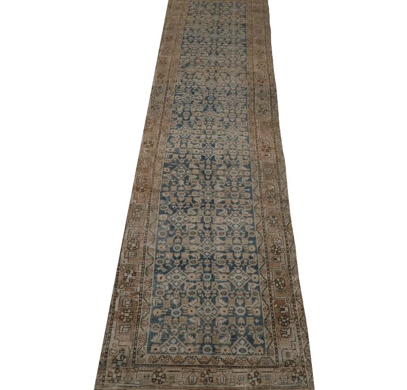 Entdecken Sie die Eleganz des persischen Malayers mit dem Läufer um 1880. Dieses exklusive Design aus Wolle und BlauBraunElfenbein ist perfekt, um Ihren Raum zu verschönern.