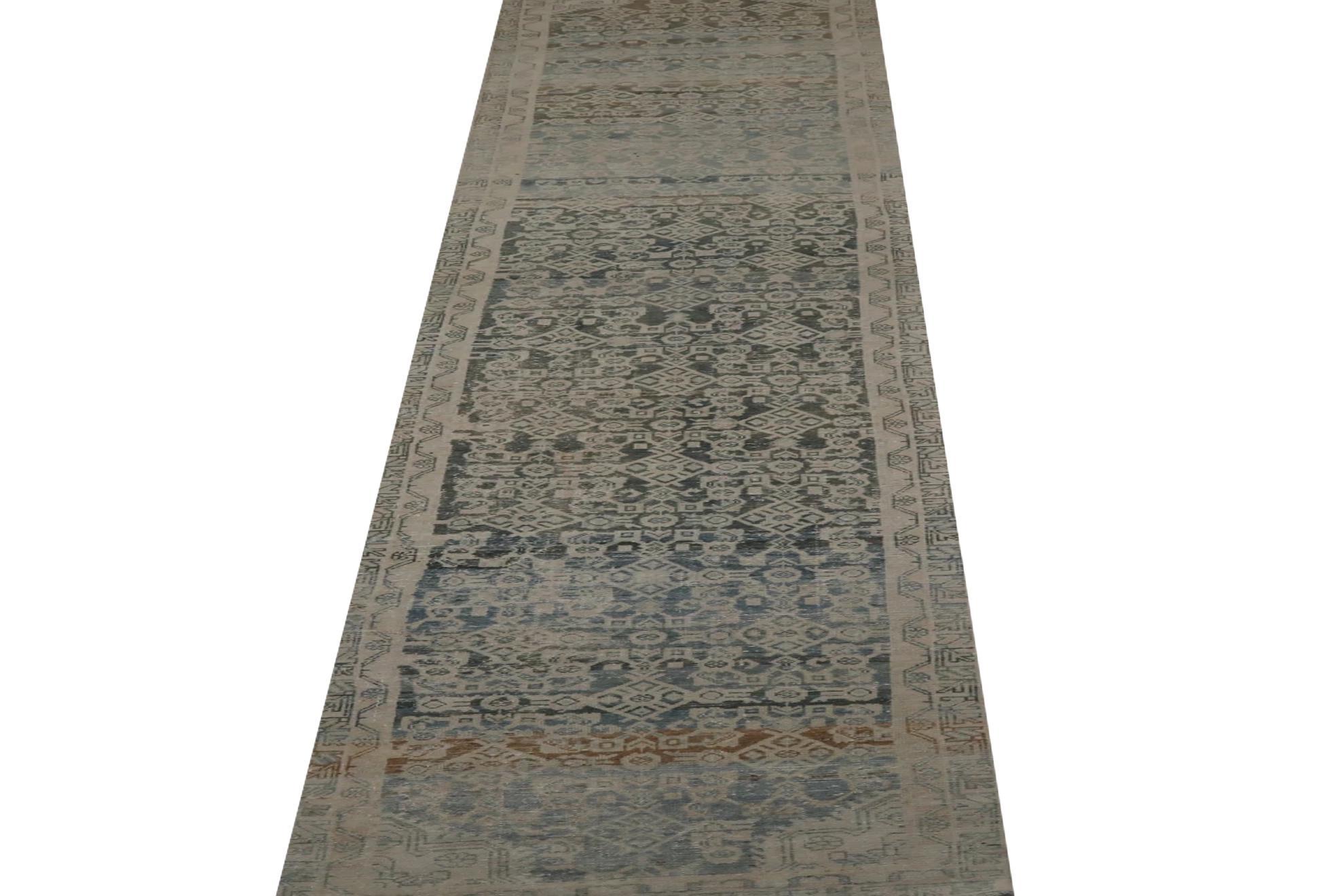 Entdecken Sie die Eleganz des persischen Malayers mit dem Läufer um 1880. Dieses exklusive Design aus Wolle und BlauBraunElfenbein ist perfekt, um Ihren Raum zu verschönern.