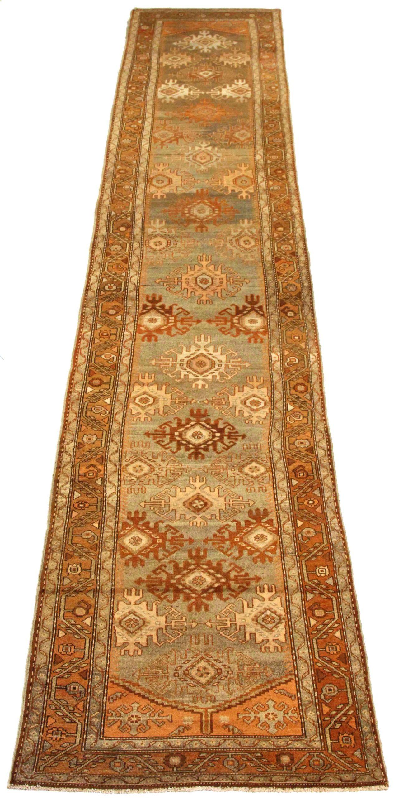 Entdecken Sie die Eleganz des persischen Malayers mit dem Läufer um 1880. Dieses exklusive Design aus Wolle und Blau-Elfenbein-Orange ist perfekt, um Ihren Raum zu verschönern.
