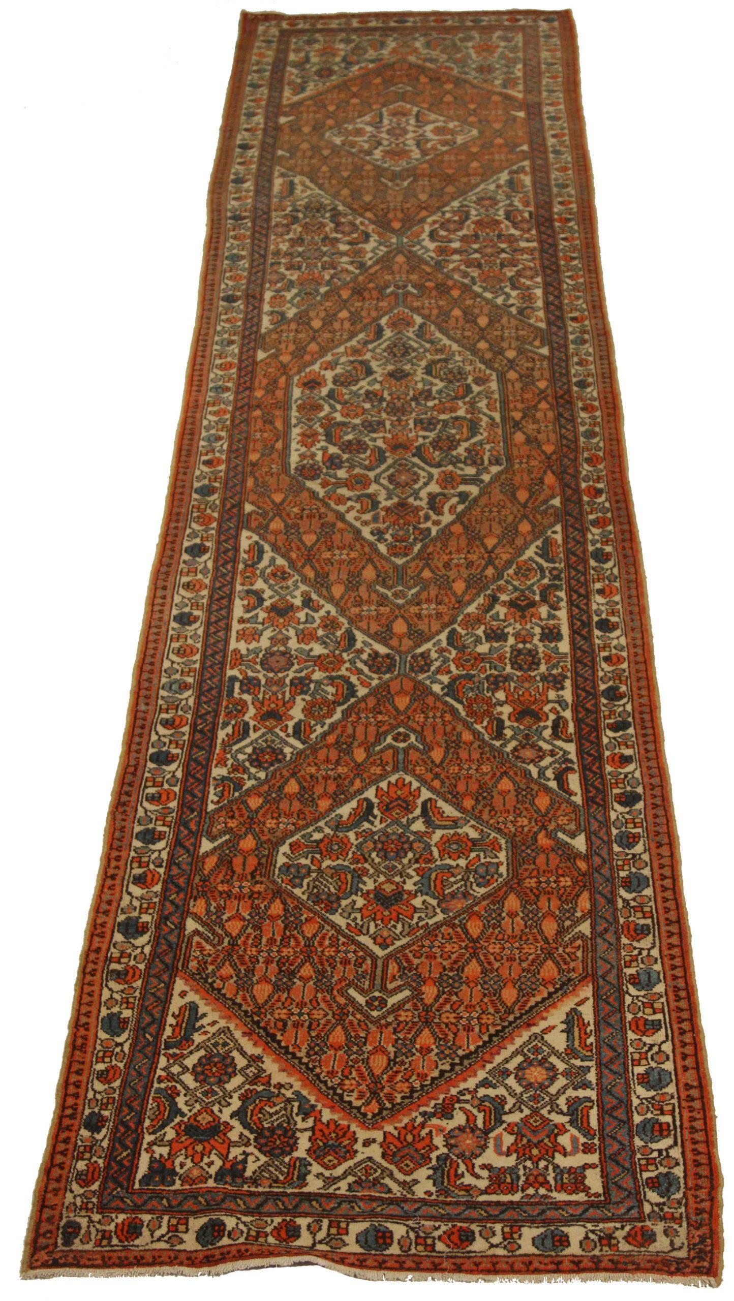 Découvrez l'élégance du tapis de course persan Malayer, datant de 1880. Conçu avec de la laine et du BlueIvoryRed, ce design exclusif est parfait pour mettre en valeur votre espace.