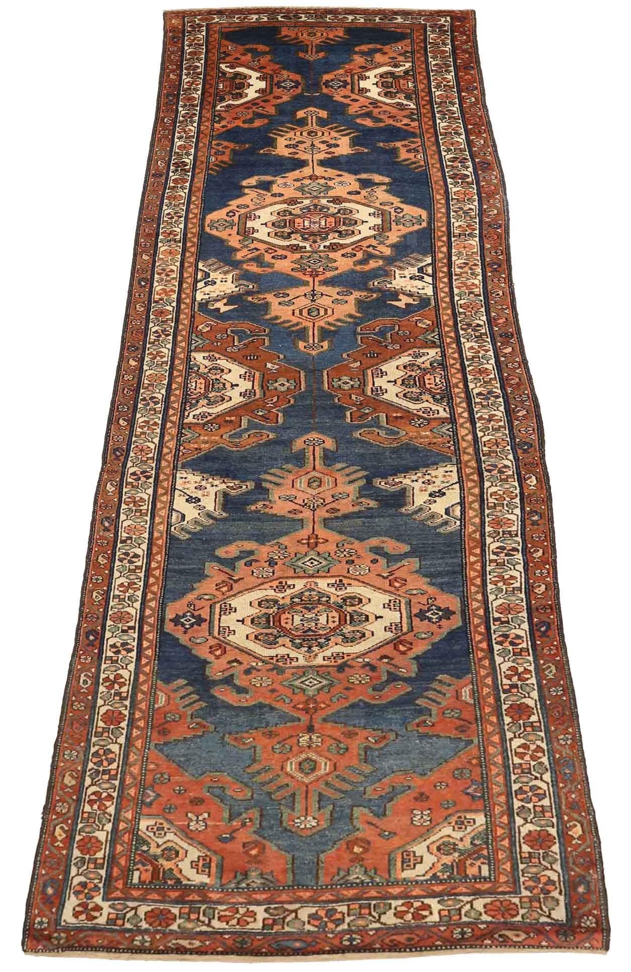 Entdecken Sie die Eleganz des persischen Malayers mit dem Läufer um 1880. Dieses exklusive Design aus Wolle und Blau-Elfenbein-Rot ist perfekt, um Ihren Raum zu verschönern.