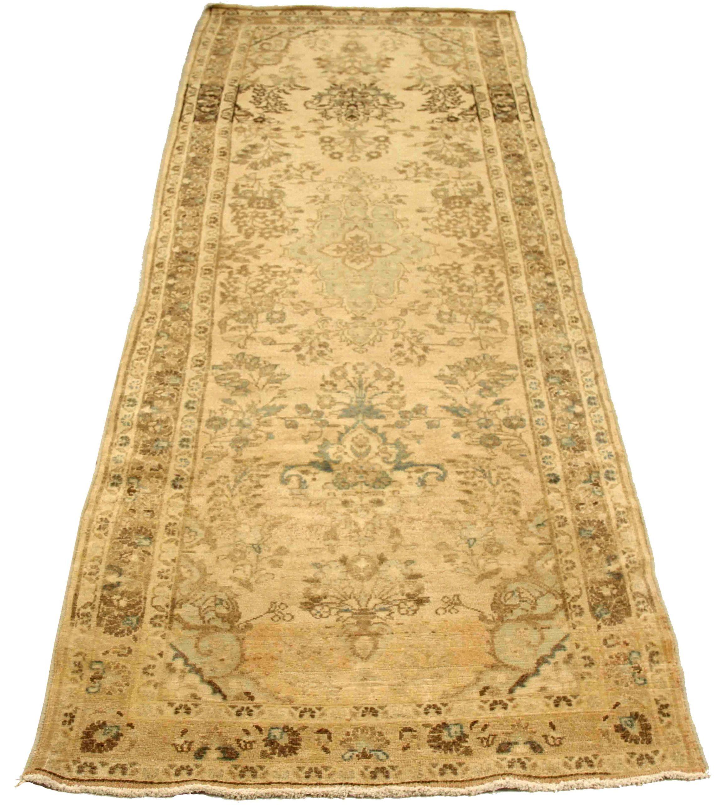 Découvrez l'élégance du tapis de course persan Malayer, datant de 1880. Conçu avec de la laine et du BrownGreenIvory, ce design exclusif est parfait pour mettre en valeur votre espace.