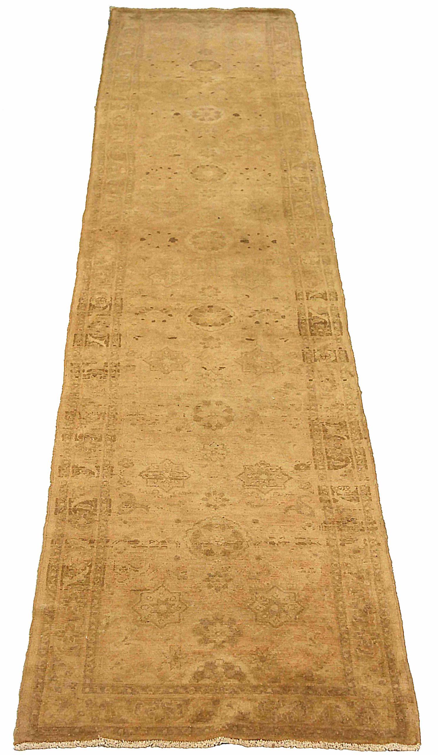 Scopri l'eleganza del tappeto persiano Malayer, caratterizzato da Runner Rug di CIRCA 1880. Progettato in lana e marrone-avorio, questo design esclusivo è perfetto per valorizzare il tuo spazio.