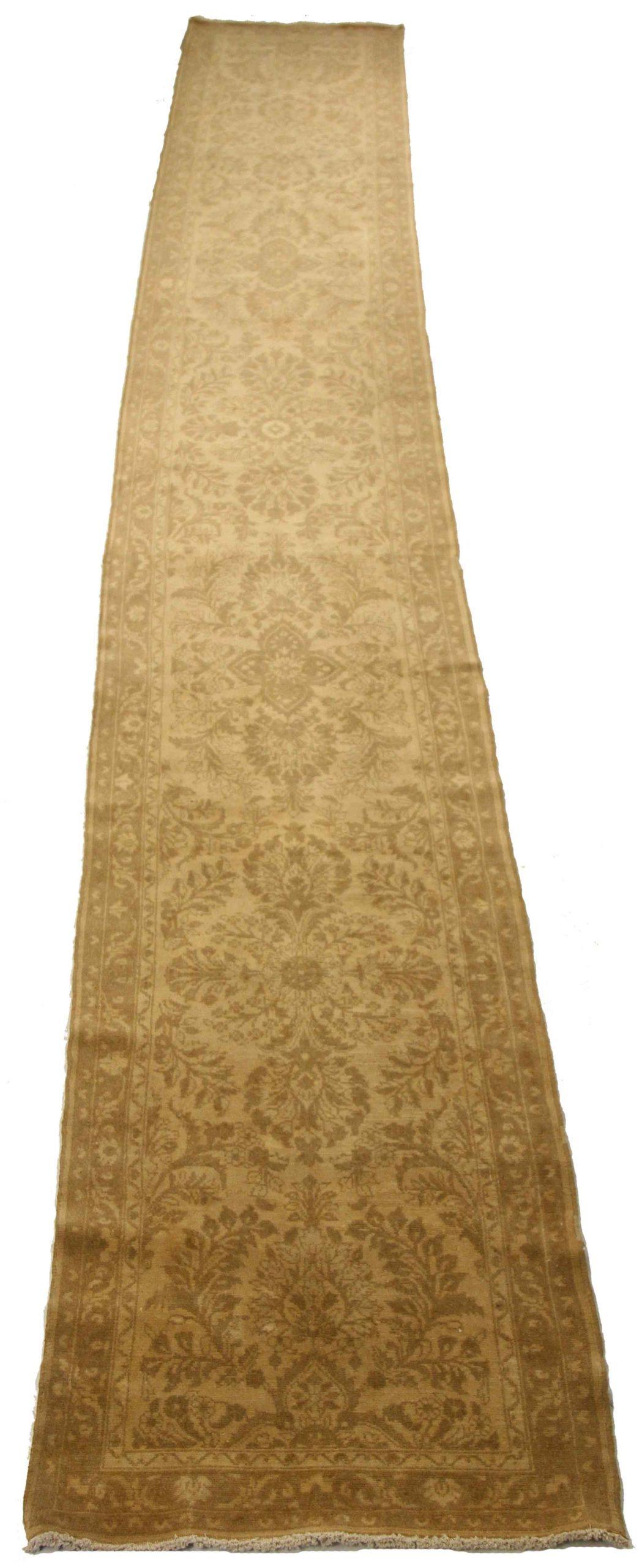 Entdecken Sie die Eleganz des persischen Malayers mit dem Läufer um 1880. Dieses exklusive Design aus Wolle und Braun-Elfenbein ist perfekt, um Ihren Raum zu verschönern.