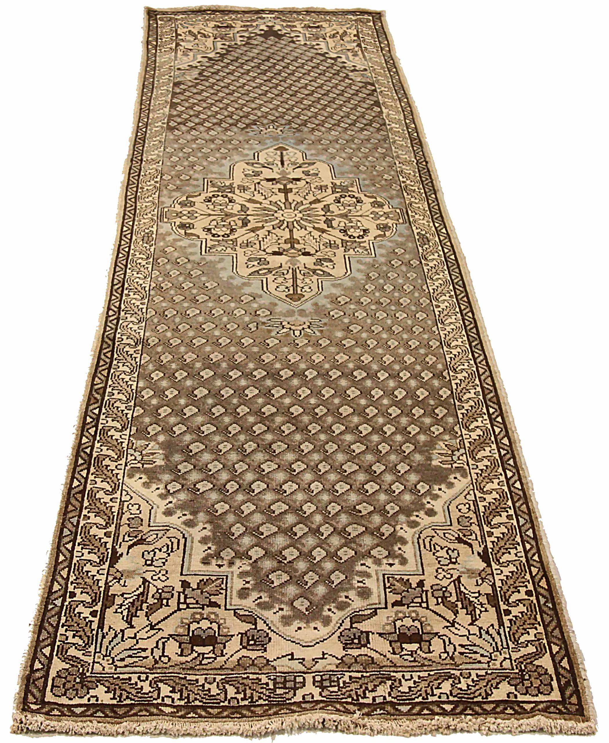 Entdecken Sie die Eleganz des persischen Malayers mit dem Läufer um 1880. Dieses exklusive Design aus Wolle und Braun-Elfenbein ist perfekt, um Ihren Raum zu verschönern.