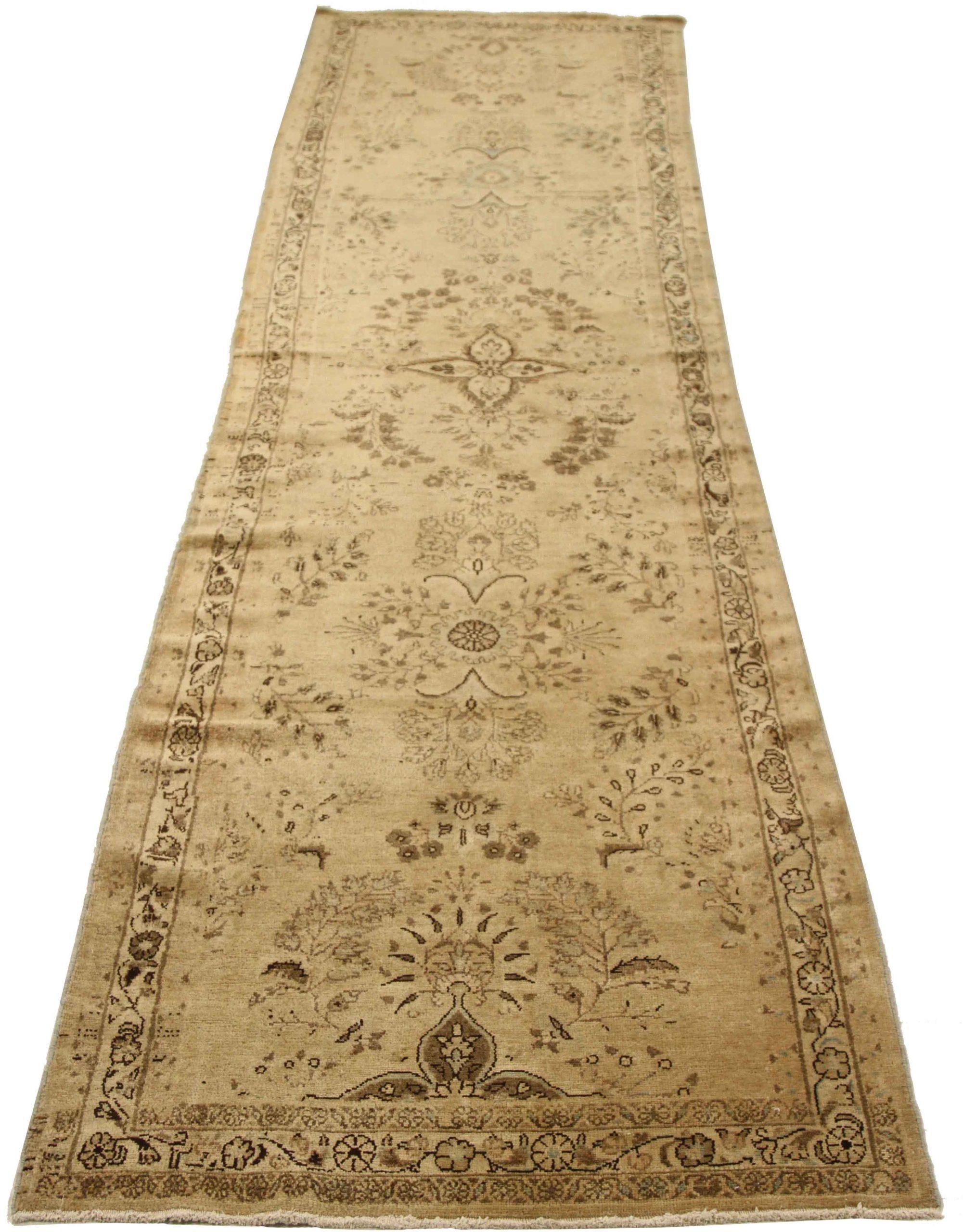 Entdecken Sie die Eleganz des persischen Malayers mit dem Läufer um 1880. Dieses exklusive Design aus Wolle und Braun-Elfenbein ist perfekt, um Ihren Raum zu verschönern.