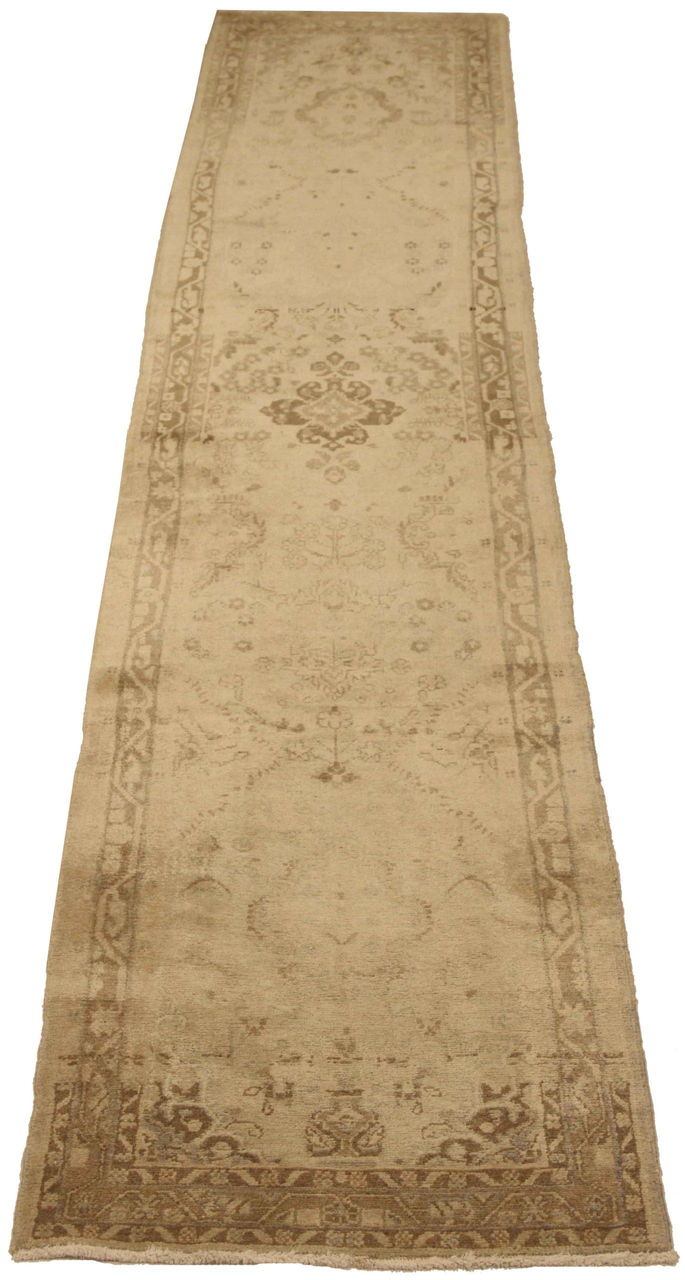Découvrez l'élégance du tapis de course persan Malayer, datant de 1880. Conçu avec de la laine et du Design/One, ce design exclusif est parfait pour mettre en valeur votre espace.