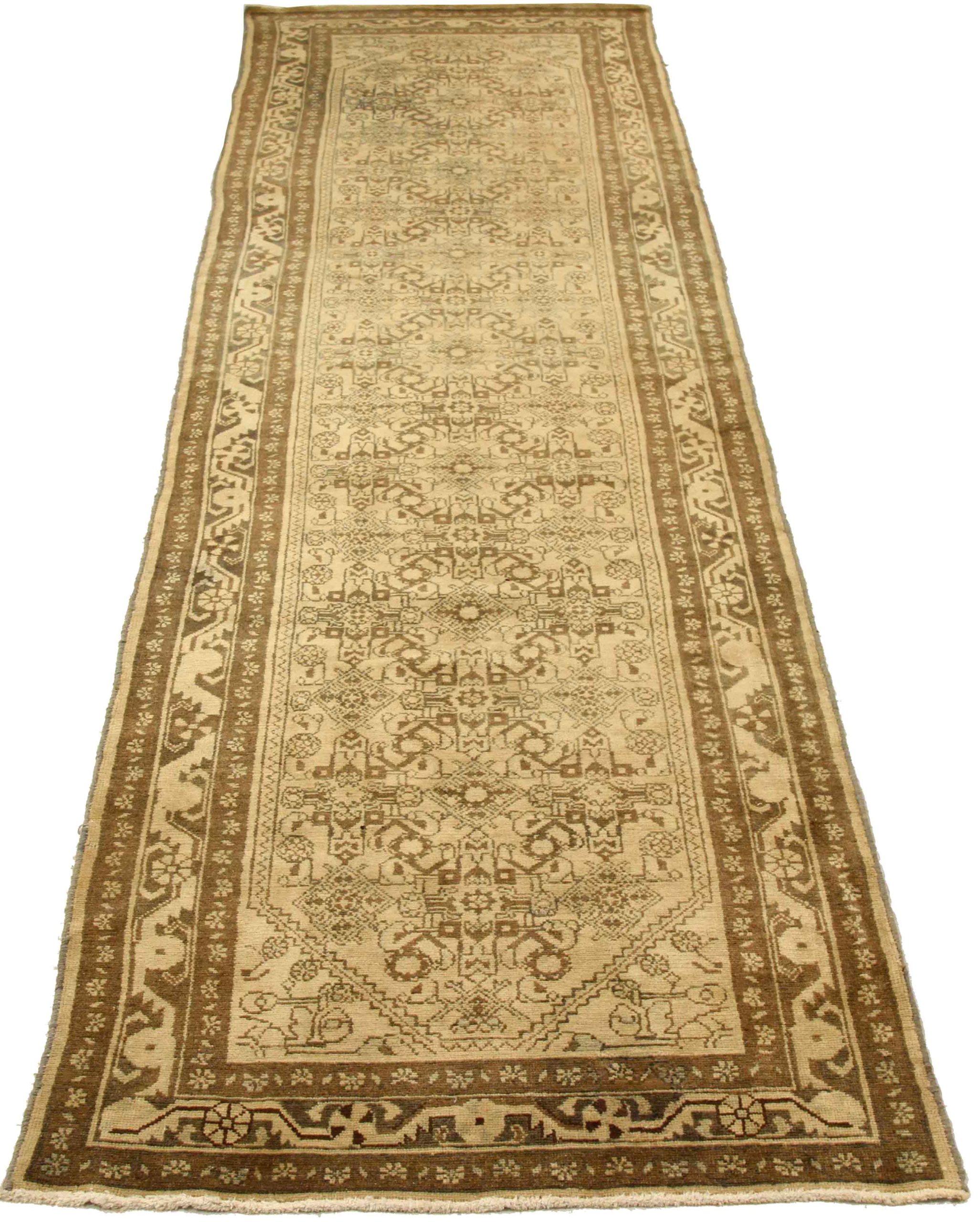 Entdecken Sie die Eleganz des persischen Malayers mit dem Läufer um 1880. Dieses exklusive Design aus Wolle und Braun-Elfenbein ist perfekt, um Ihren Raum zu verschönern.