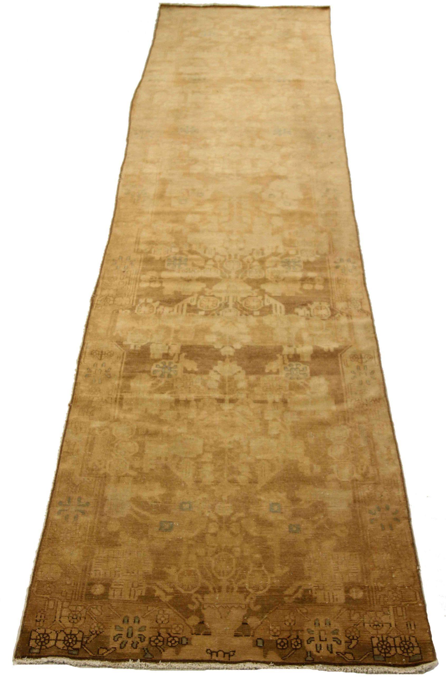 Entdecken Sie die Eleganz des persischen Malayers mit dem Läufer um 1880. Dieses exklusive Design aus Wolle und Braun-Elfenbein ist perfekt, um Ihren Raum zu verschönern.