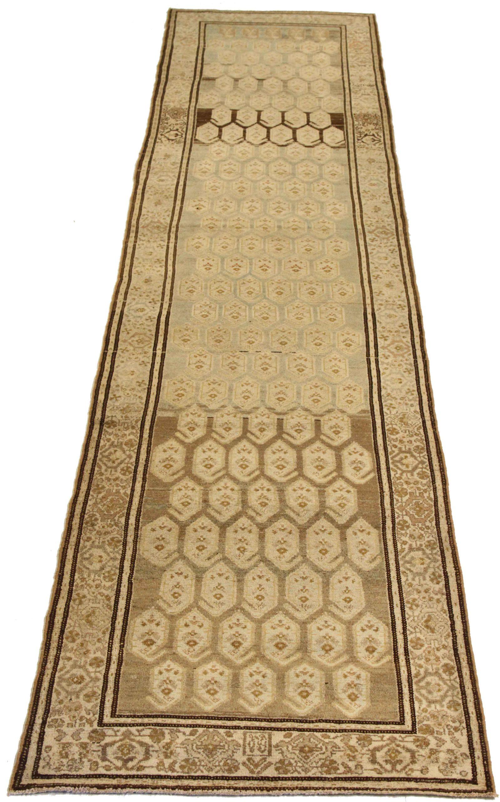 Entdecken Sie die Eleganz des persischen Malayers mit dem Läufer um 1880. Dieses exklusive Design aus Wolle und Braun-Elfenbein ist perfekt, um Ihren Raum zu verschönern.