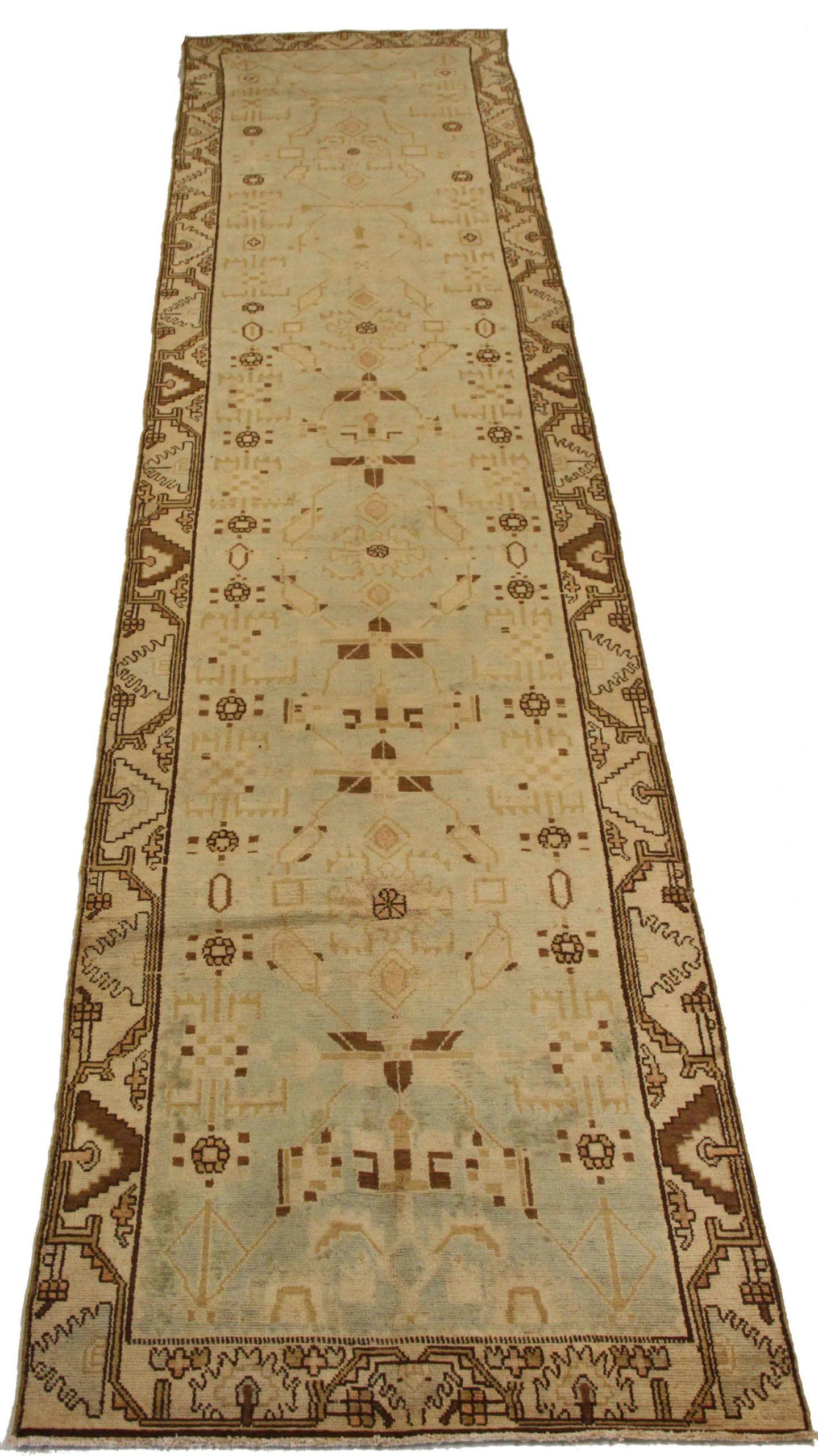 Entdecken Sie die Eleganz des persischen Malayers mit dem Läufer um 1880. Dieses exklusive Design aus Wolle in den Farben Braun, Elfenbein und Hellblau ist perfekt, um Ihren Raum zu verschönern.