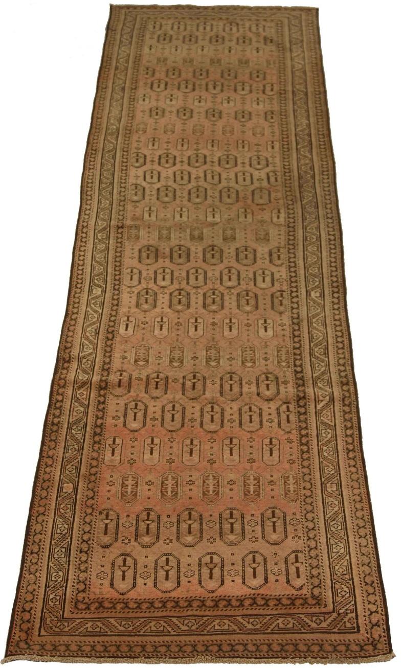 Entdecken Sie die Eleganz des persischen Malayers mit dem Läufer um 1880. Dieses exklusive Design aus Wolle und Braun-Elfenbein-Rosa ist perfekt, um Ihren Raum zu verschönern.