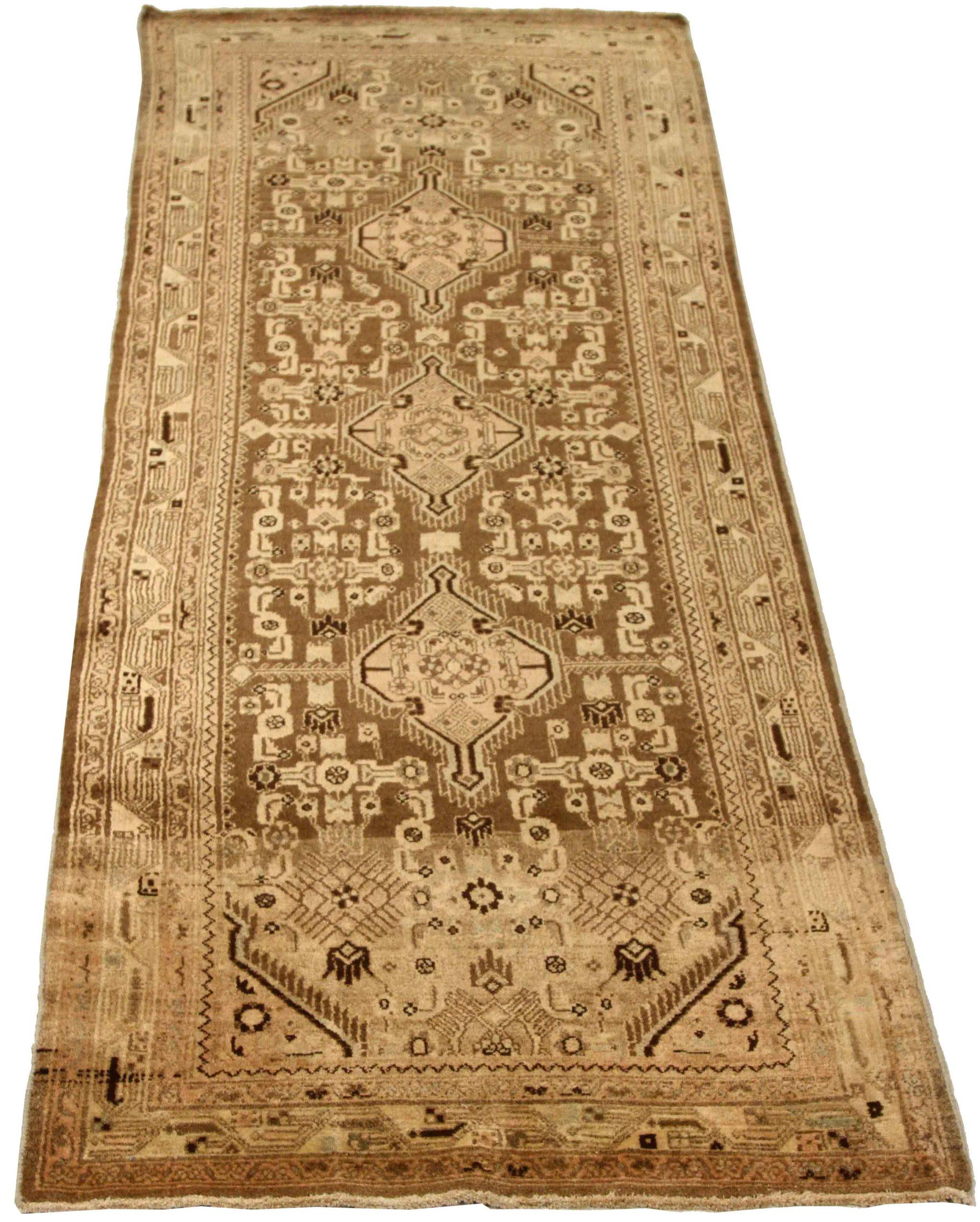 Découvrez l'élégance du tapis de course persan Malayer, datant de 1880. Conçu avec de la laine et du BrownIvoryPink, ce design exclusif est parfait pour mettre en valeur votre espace.