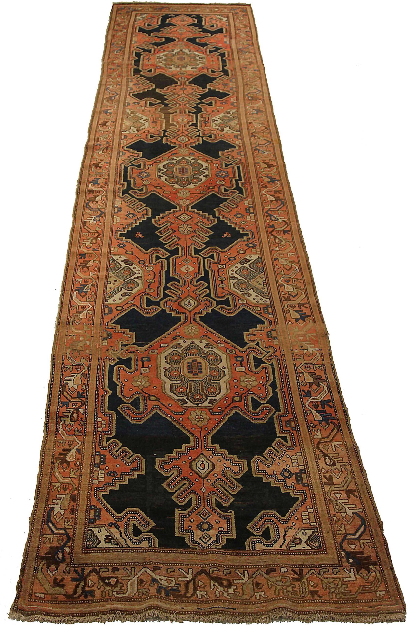 Entdecken Sie die Eleganz des persischen Malayers mit dem Läufer um 1880. Dieses exklusive Design aus Wolle und Braun-Elfenbein-Rot ist perfekt, um Ihren Raum zu verschönern.