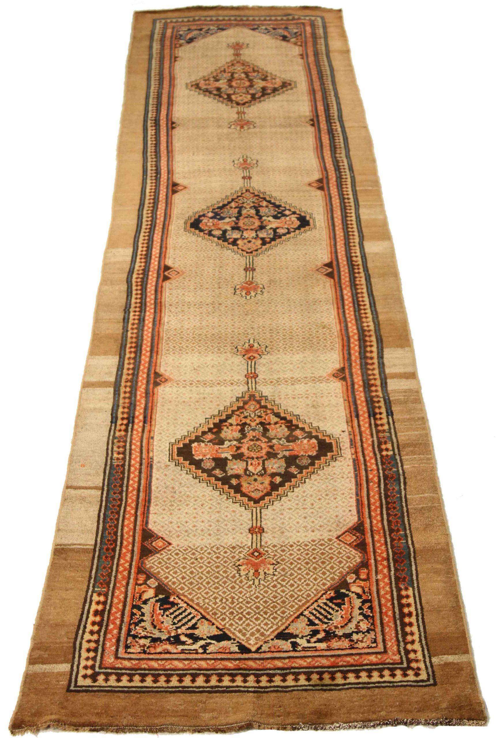 Entdecken Sie die Eleganz des persischen Malayers mit dem Läufer um 1880. Dieses exklusive Design aus Wolle und Braun-Elfenbein-Rot ist perfekt, um Ihren Raum zu verschönern.