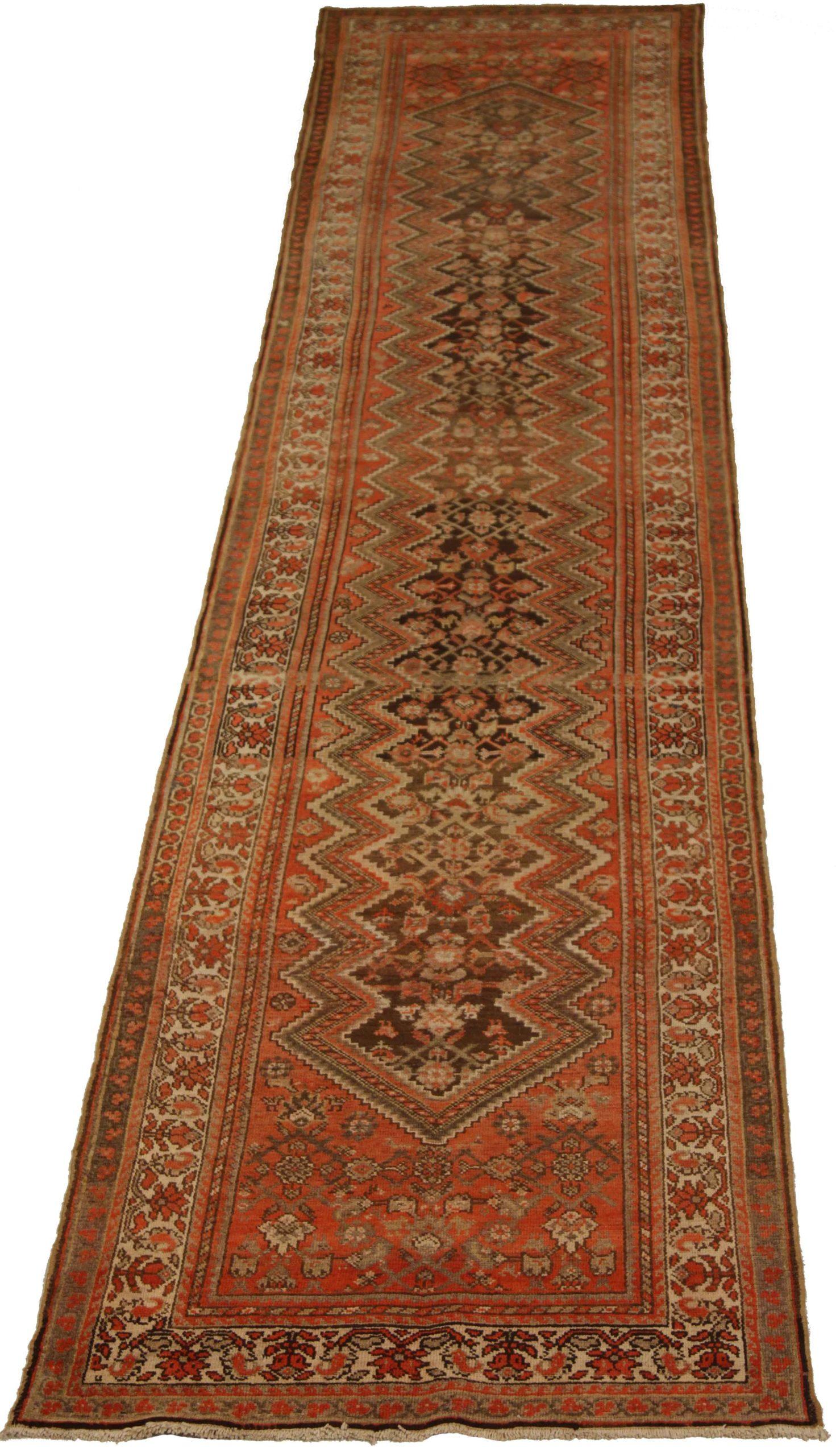 Entdecken Sie die Eleganz des persischen Malayers mit dem Läufer um 1880. Dieses exklusive Design aus Wolle und Braun-Elfenbein-Rot ist perfekt, um Ihren Raum zu verschönern.