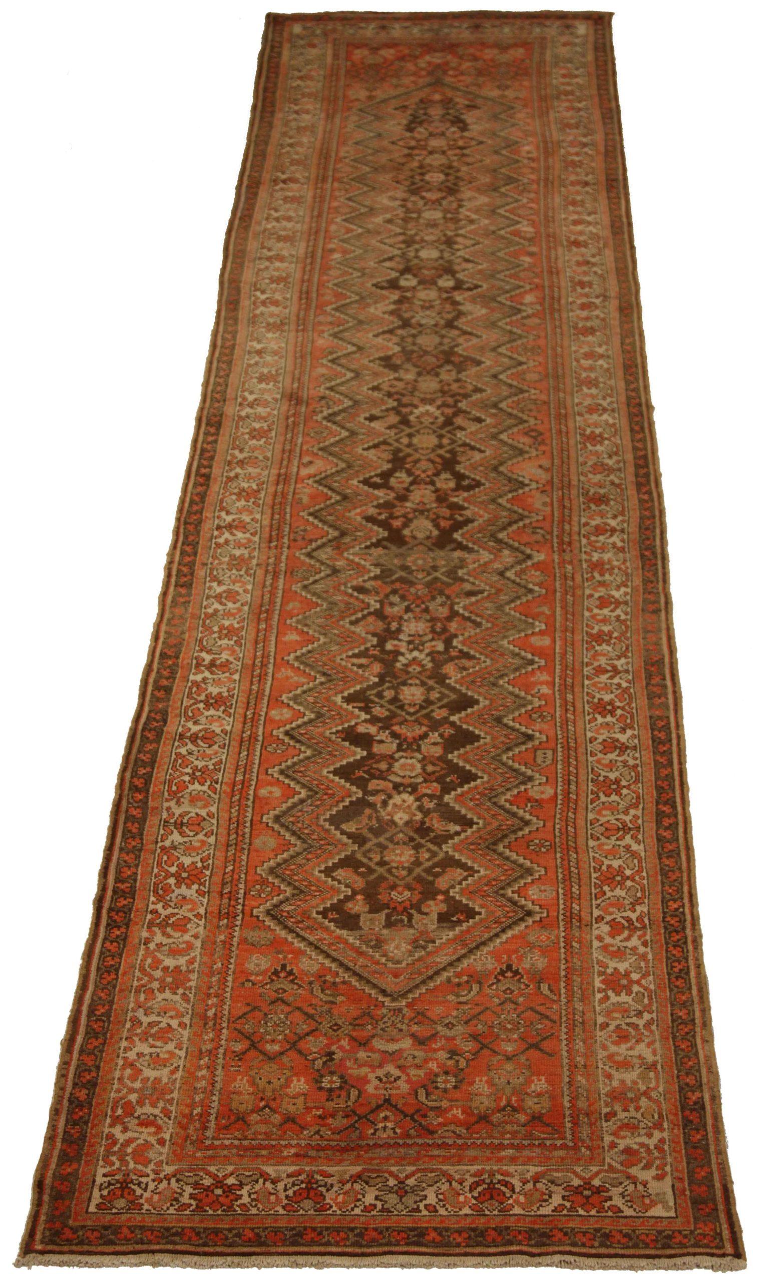 Entdecken Sie die Eleganz des persischen Malayers mit dem Läufer um 1880. Dieses exklusive Design aus Wolle und Braun-Elfenbein-Rot ist perfekt, um Ihren Raum zu verschönern.